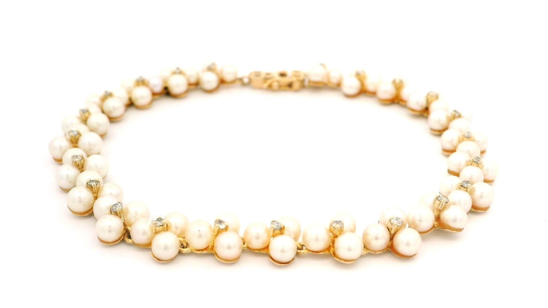 Bracelet élégant de style trèfle en or jaune 14 carats, perles et diamants de 0,10 carat en vente 1