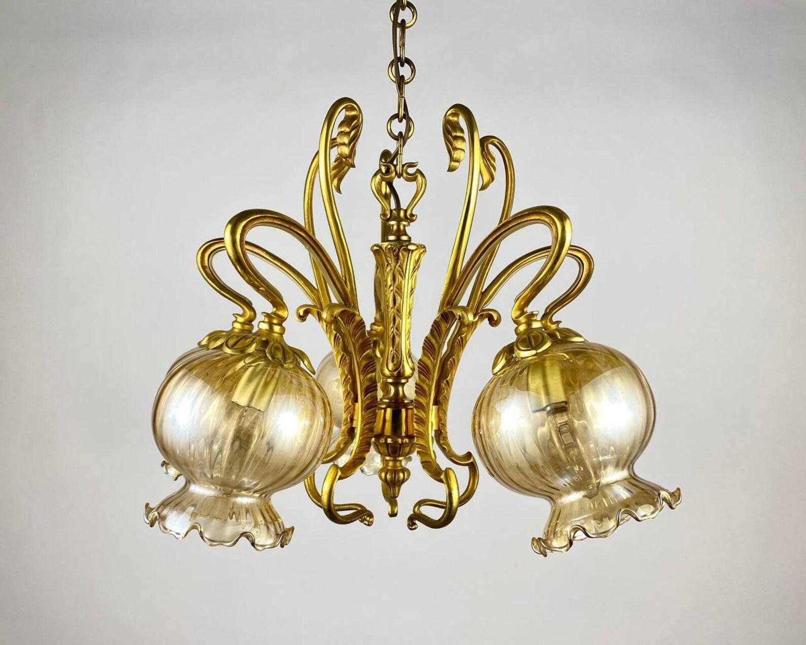 Belga Lampadario Vintage Elegante Lampadario in ottone dorato e 5 vetri Plafond in vendita