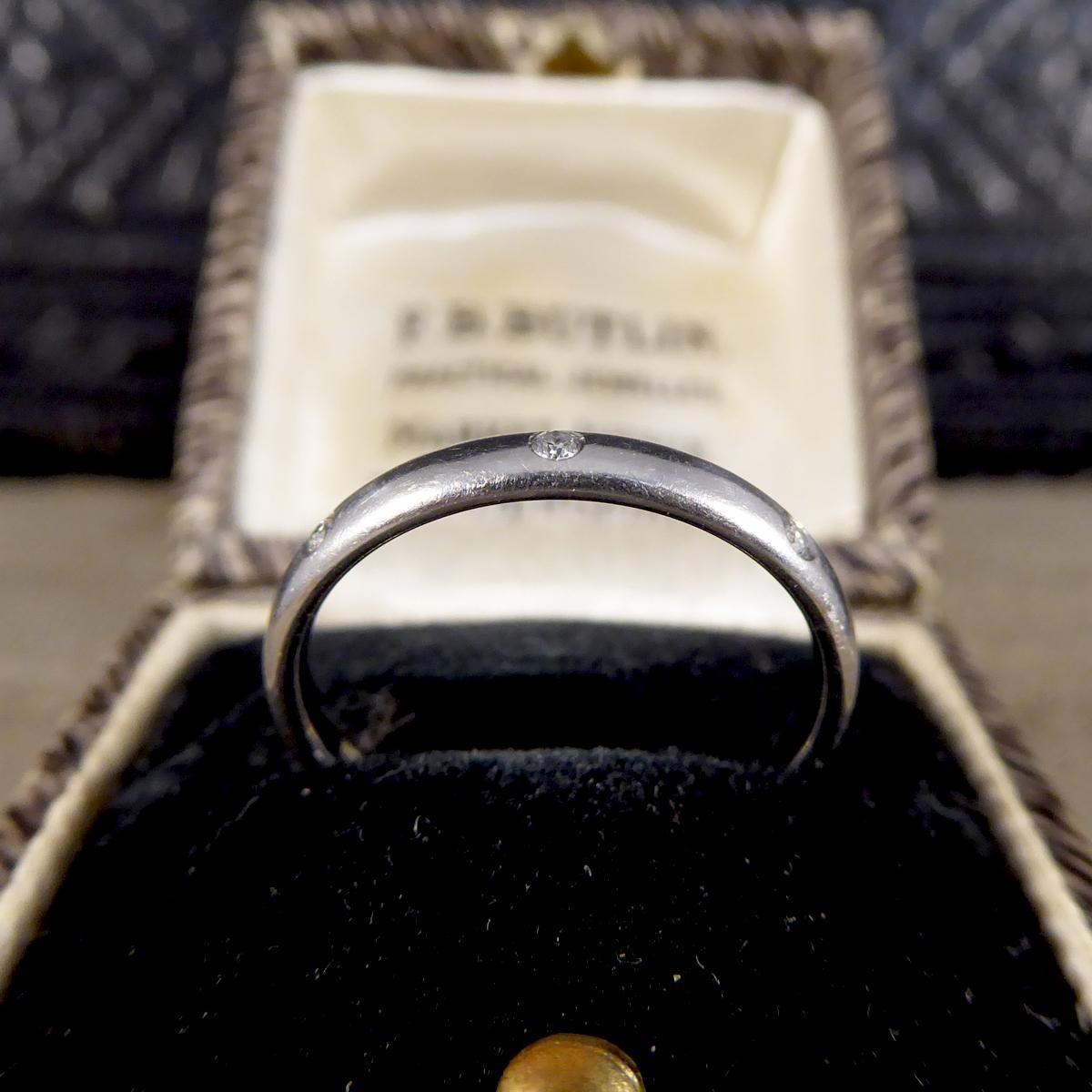 Vintage Elegant Diamond Set Wedding Band Ring in Platinum In Good Condition In Yorkshire, West Yorkshire