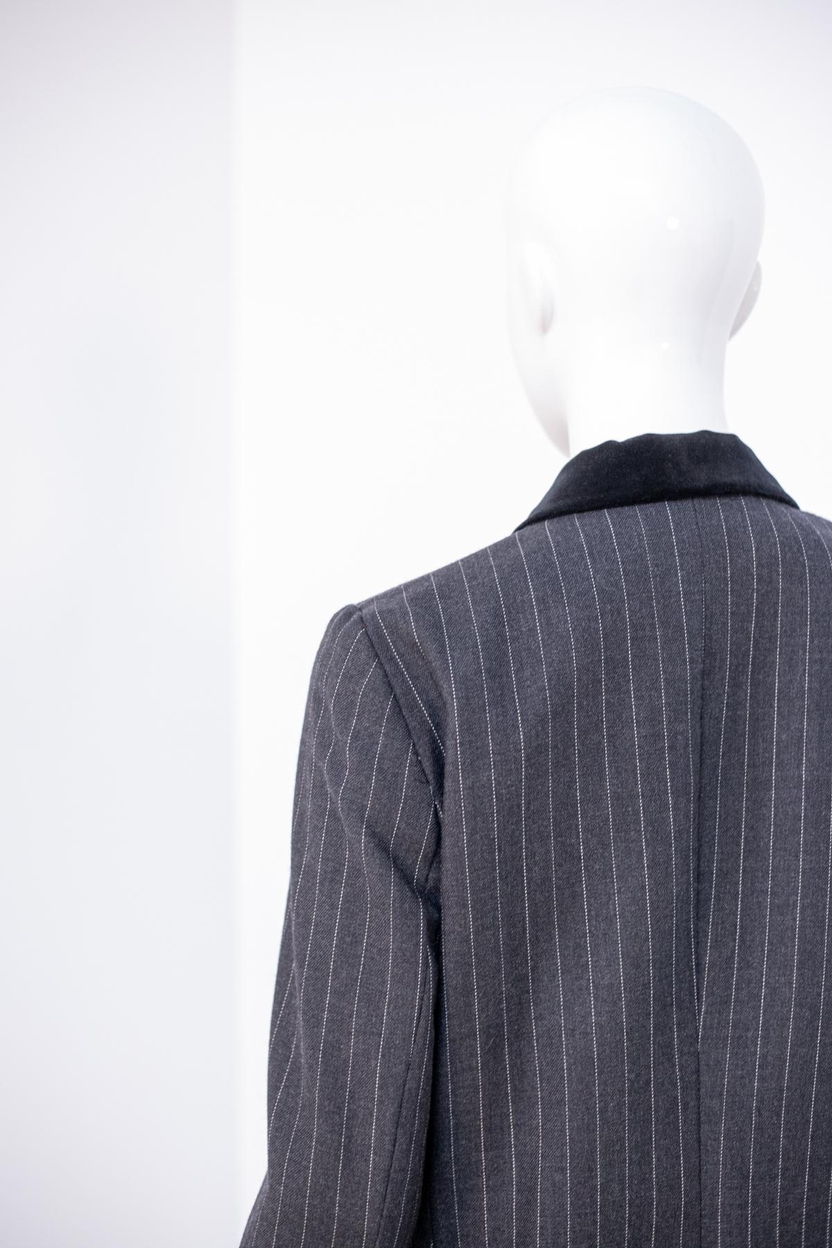 Eleganter doppelreihiger Blazer mit Nadelstreifen in Grau im Angebot 3