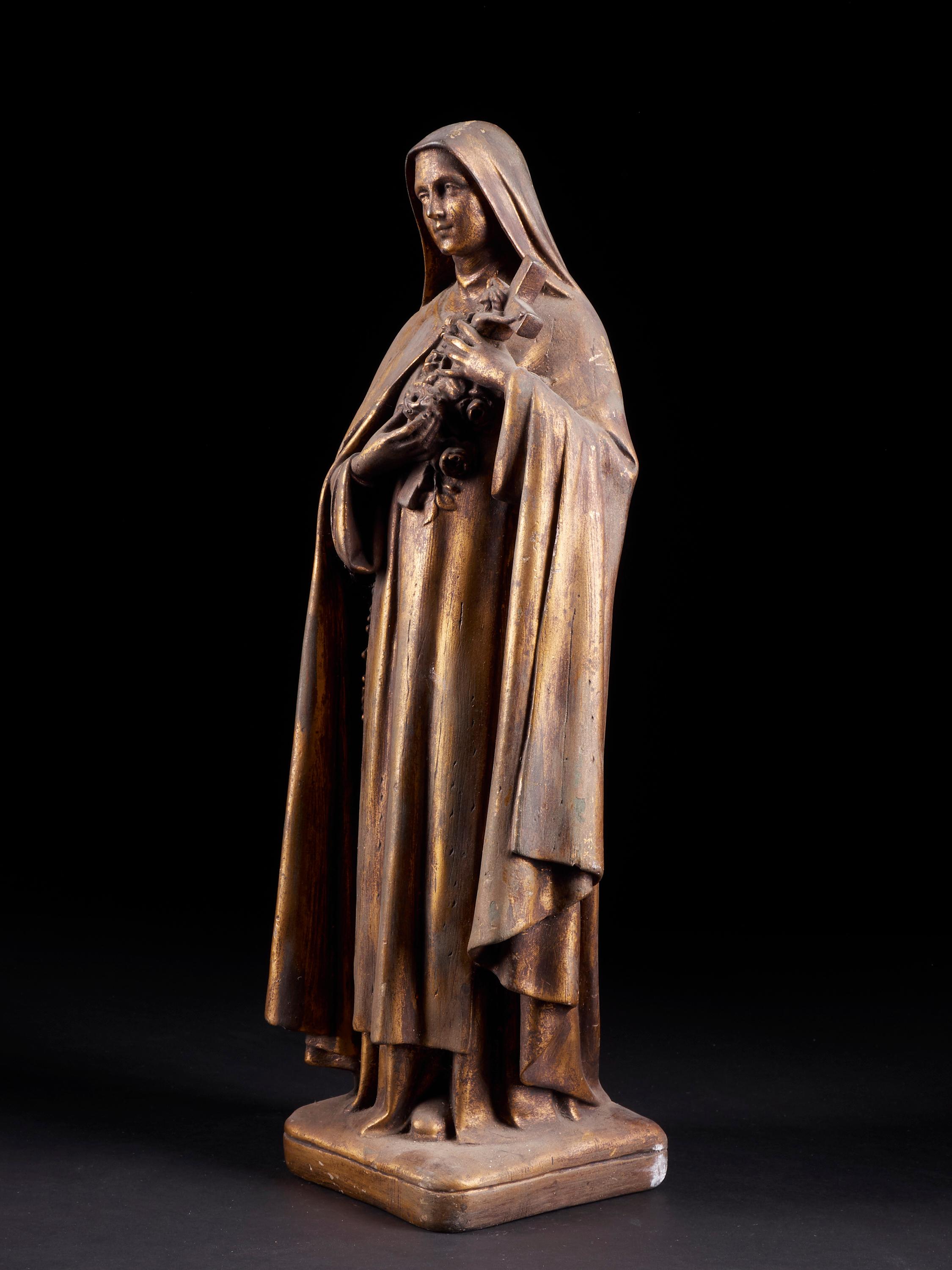Beautiful statue depicting Sainte-Thérèse of Lisieux carrying the dead body of the Christ on a cross. Statue made of plaster.

