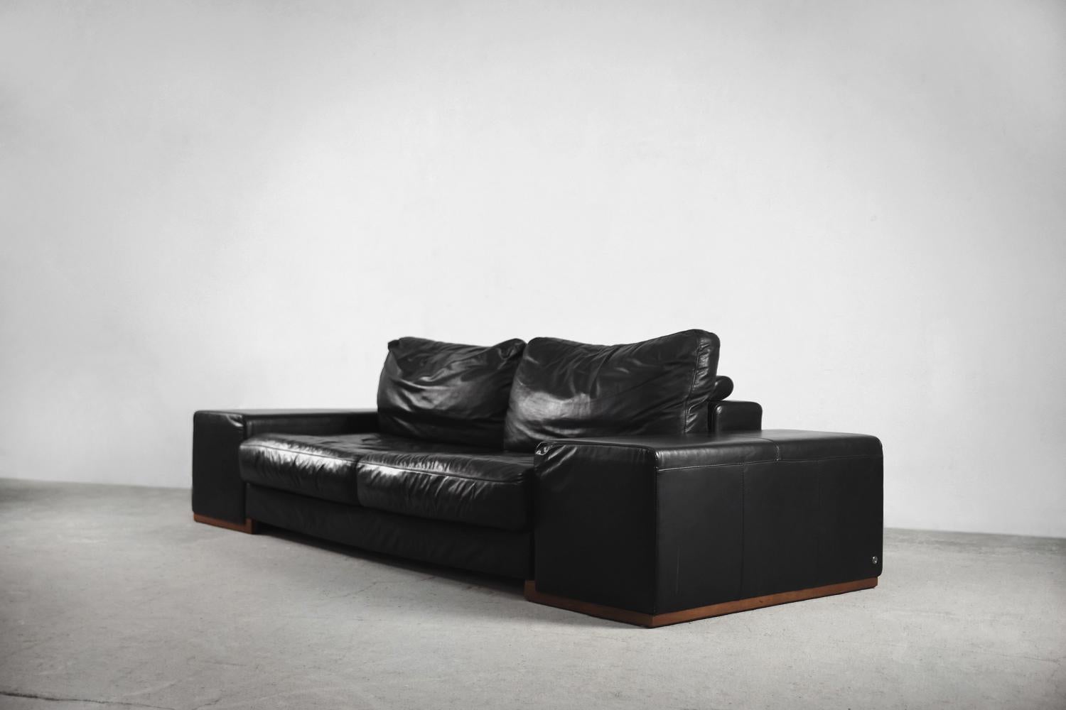 Vintage Elegance Minimalist Black Leather Sofa by Natuzzi Design Center  en vente 3
