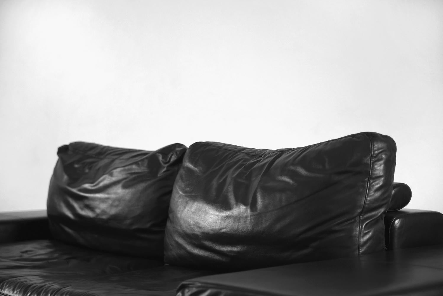 Vintage Elegant Minimalist Black Leather Sofa by Natuzzi Design Center  For Sale 3