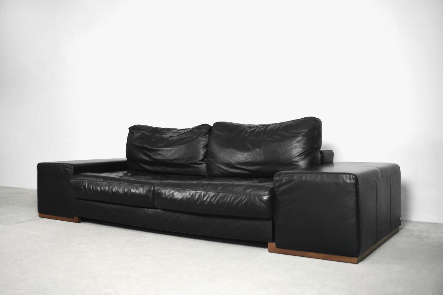 Vintage Elegant Minimalist Black Leather Sofa by Natuzzi Design Center  For Sale 4