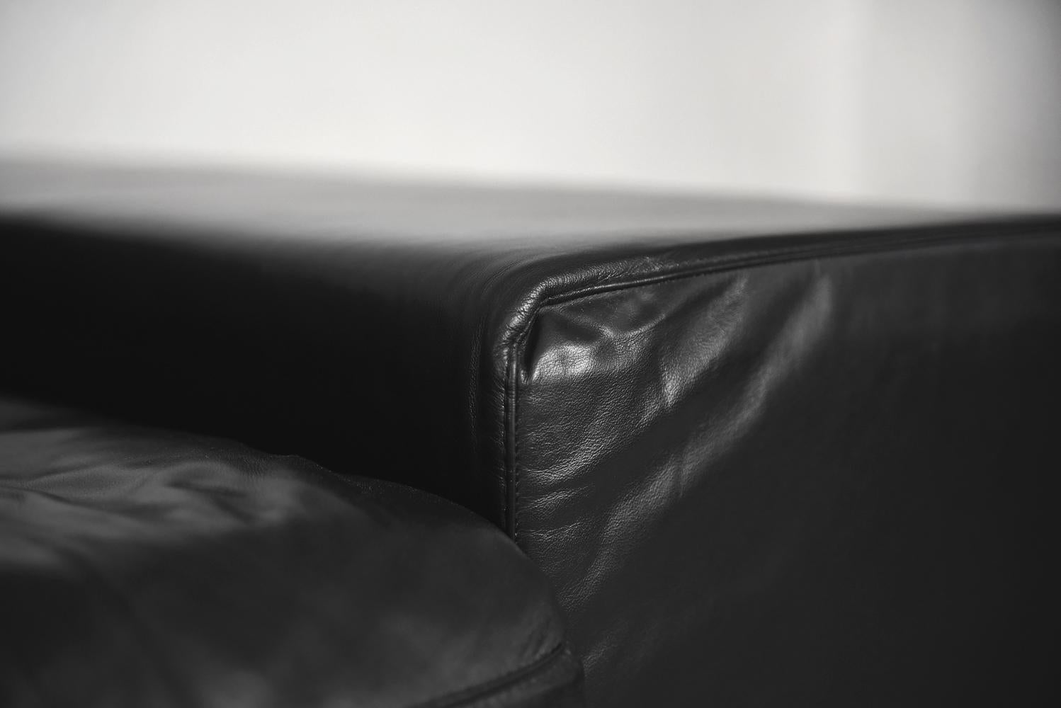 Vintage Elegant Minimalist Black Leather Sofa by Natuzzi Design Center  For Sale 7