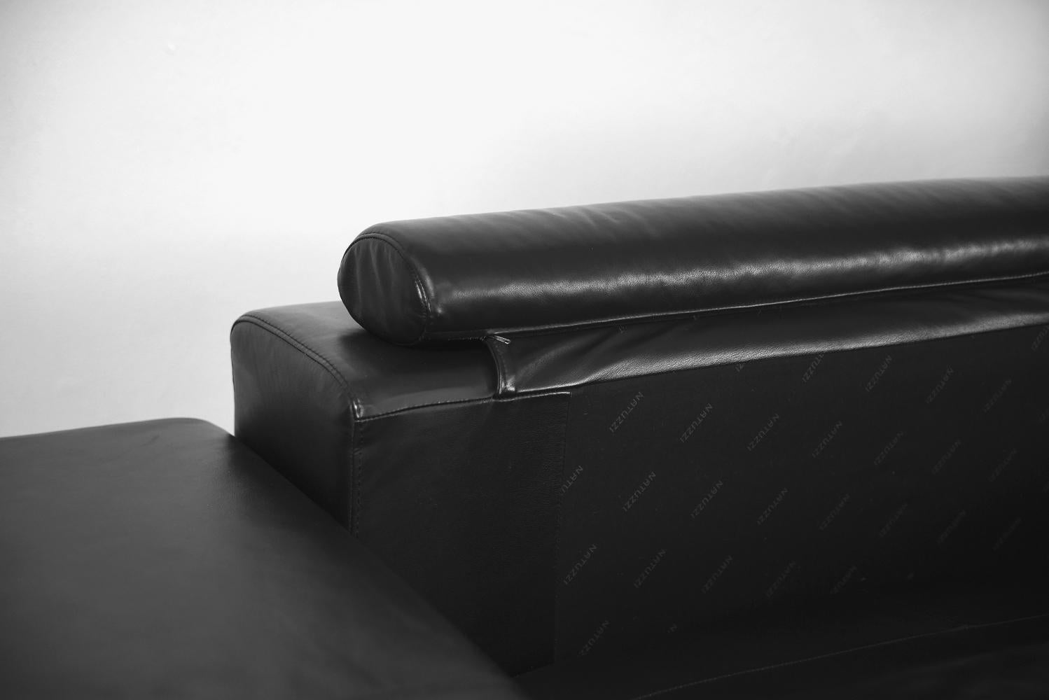 Vintage Elegant Minimalist Black Leather Sofa by Natuzzi Design Center  For Sale 8