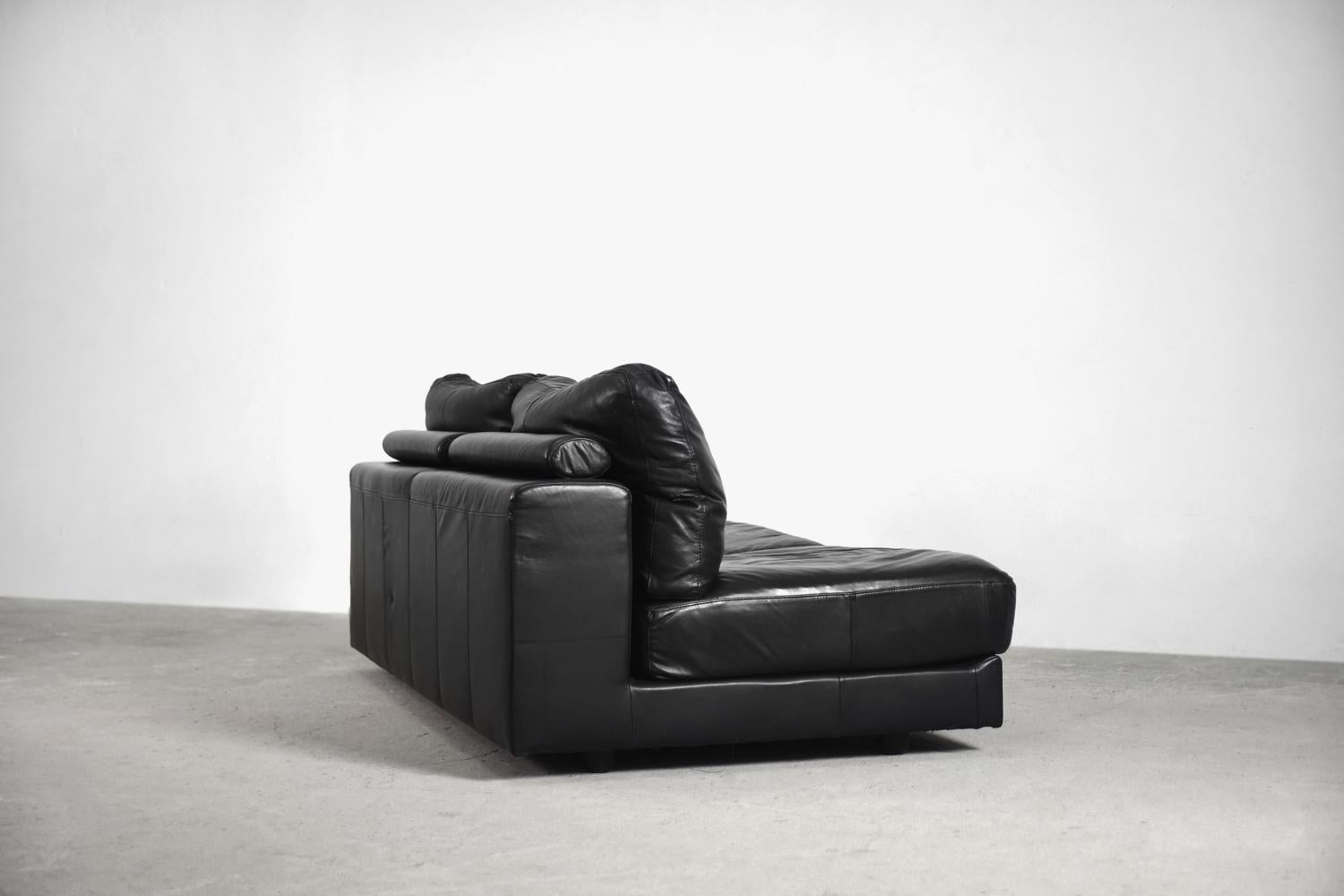 Vintage Elegance Minimalist Black Leather Sofa by Natuzzi Design Center  en vente 9