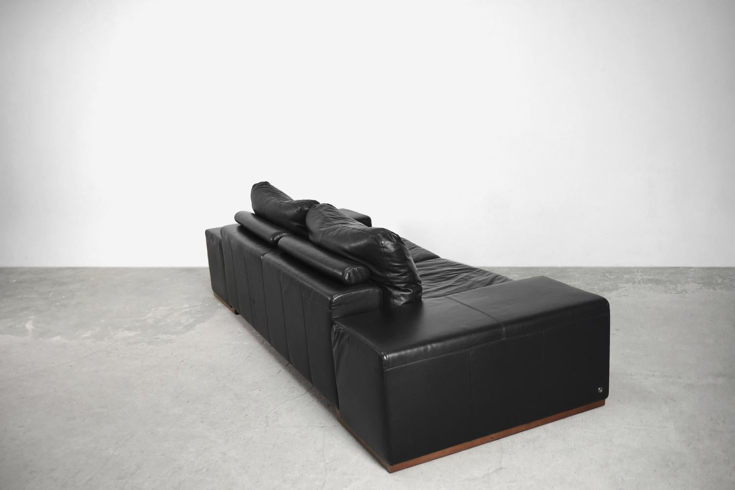 Vintage Elegant Minimalist Black Leather Sofa by Natuzzi Design Center  For Sale 10