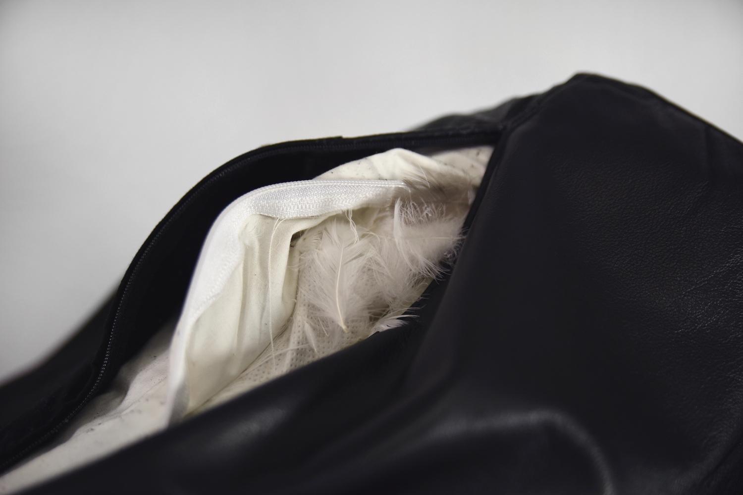 Vintage Elegant Minimalist Black Leather Sofa by Natuzzi Design Center  For Sale 12