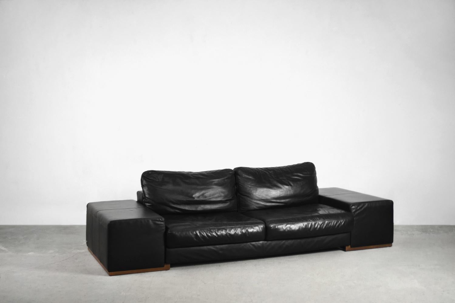 Dieses atemberaubende Sofa wurde in Italien von Natuzzi hergestellt, einer kleinen Werkstatt, die 1959 in Apulien gegründet wurde und sich zu einer weltweiten Manufaktur entwickelt hat. Dieses Inline-Modell wurde vom Natuzzi Design Center entworfen.