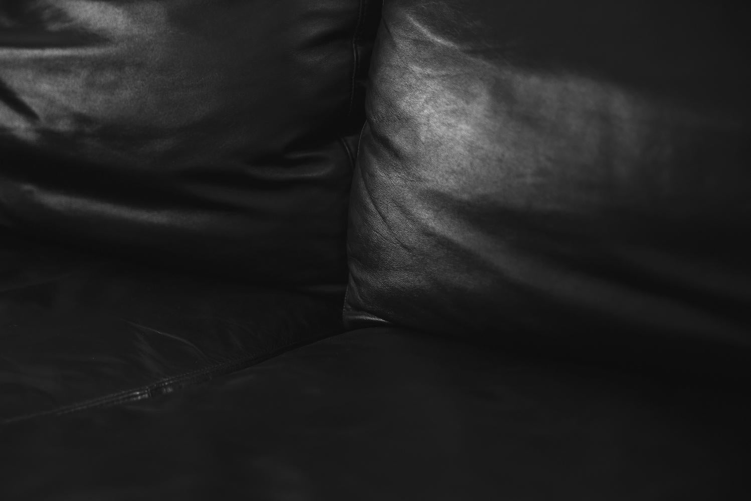 Modern Vintage Elegant Minimalist Black Leather Sofa by Natuzzi Design Center  For Sale