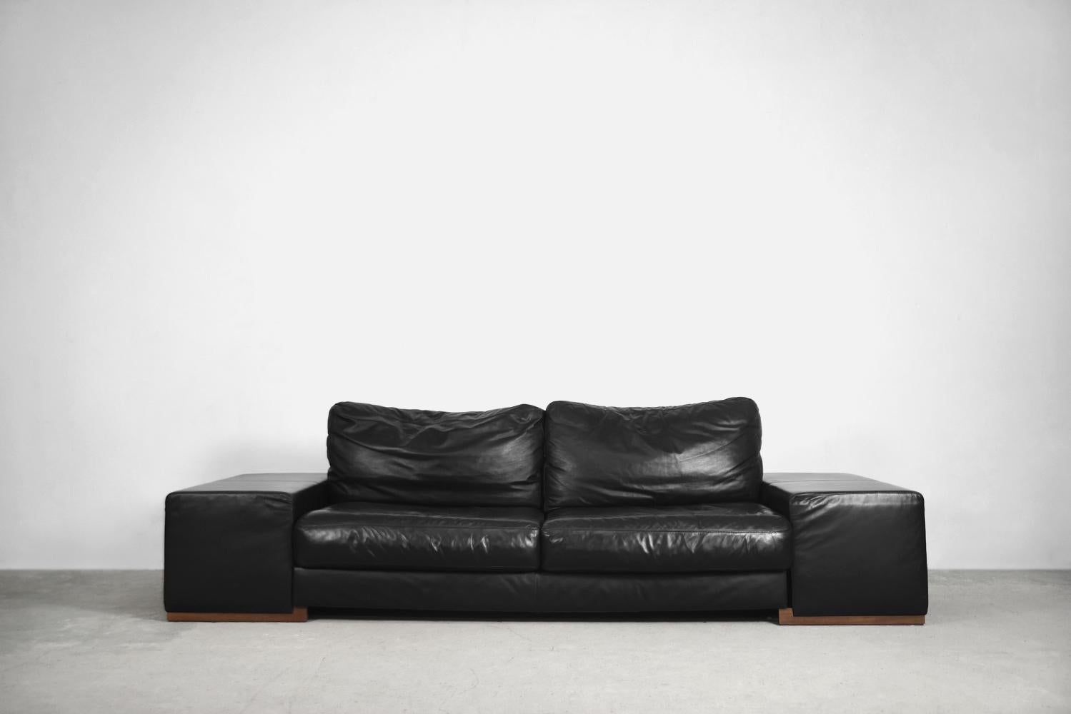 Elegantes, minimalistisches Vintage-Sofa aus schwarzem Leder von Natuzzi Design Center  im Zustand „Gut“ im Angebot in Warszawa, Mazowieckie