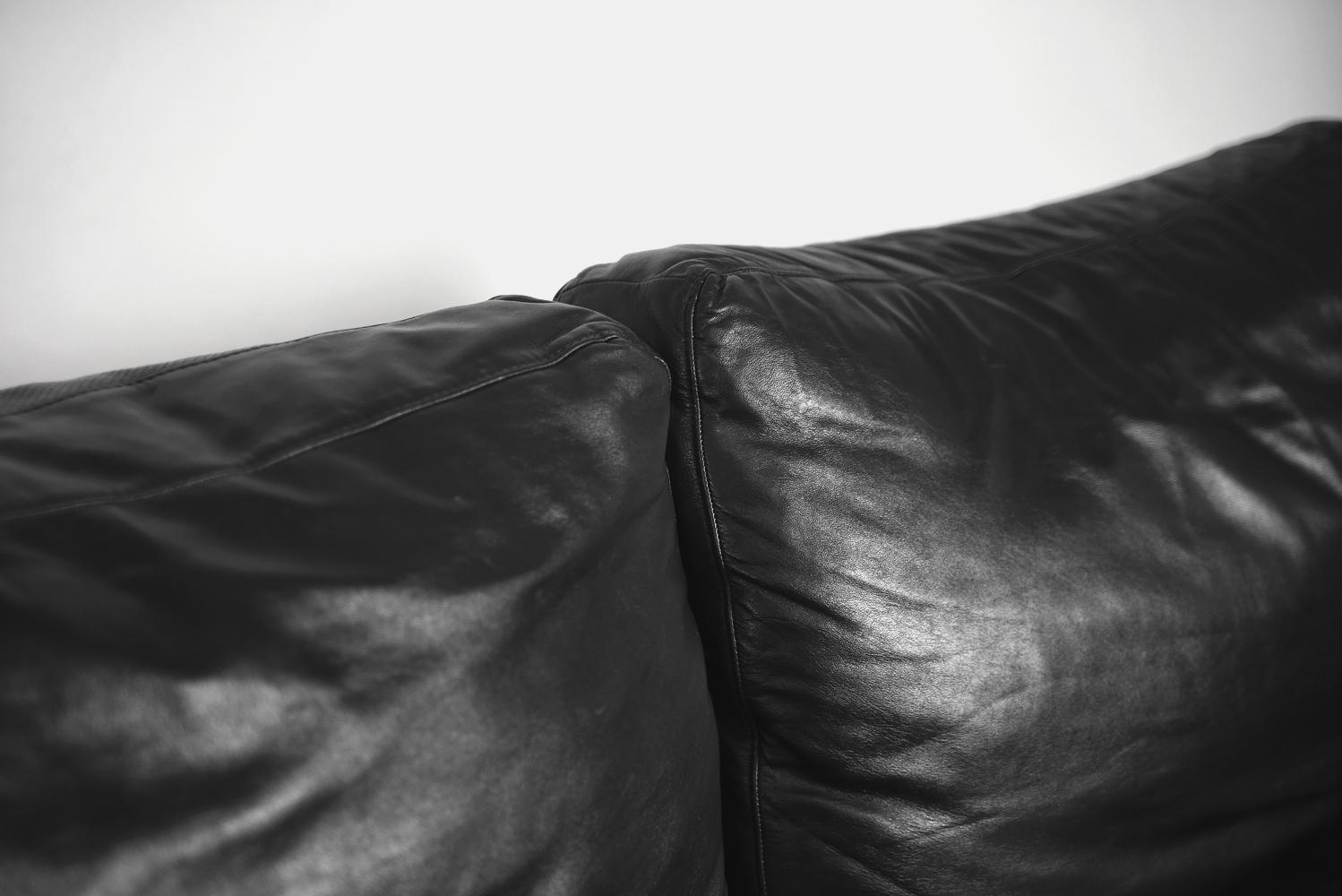 Italian Vintage Elegant Minimalist Black Leather Sofa by Natuzzi Design Center  For Sale
