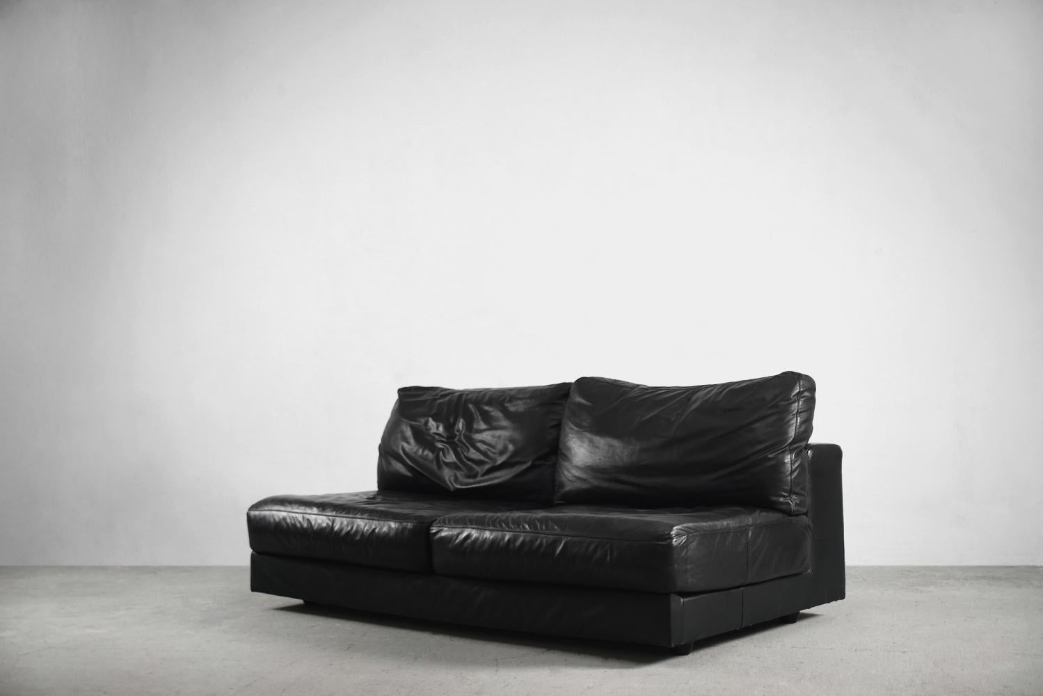 Vintage Elegant Minimalist Black Leather Sofa by Natuzzi Design Center  For Sale 1
