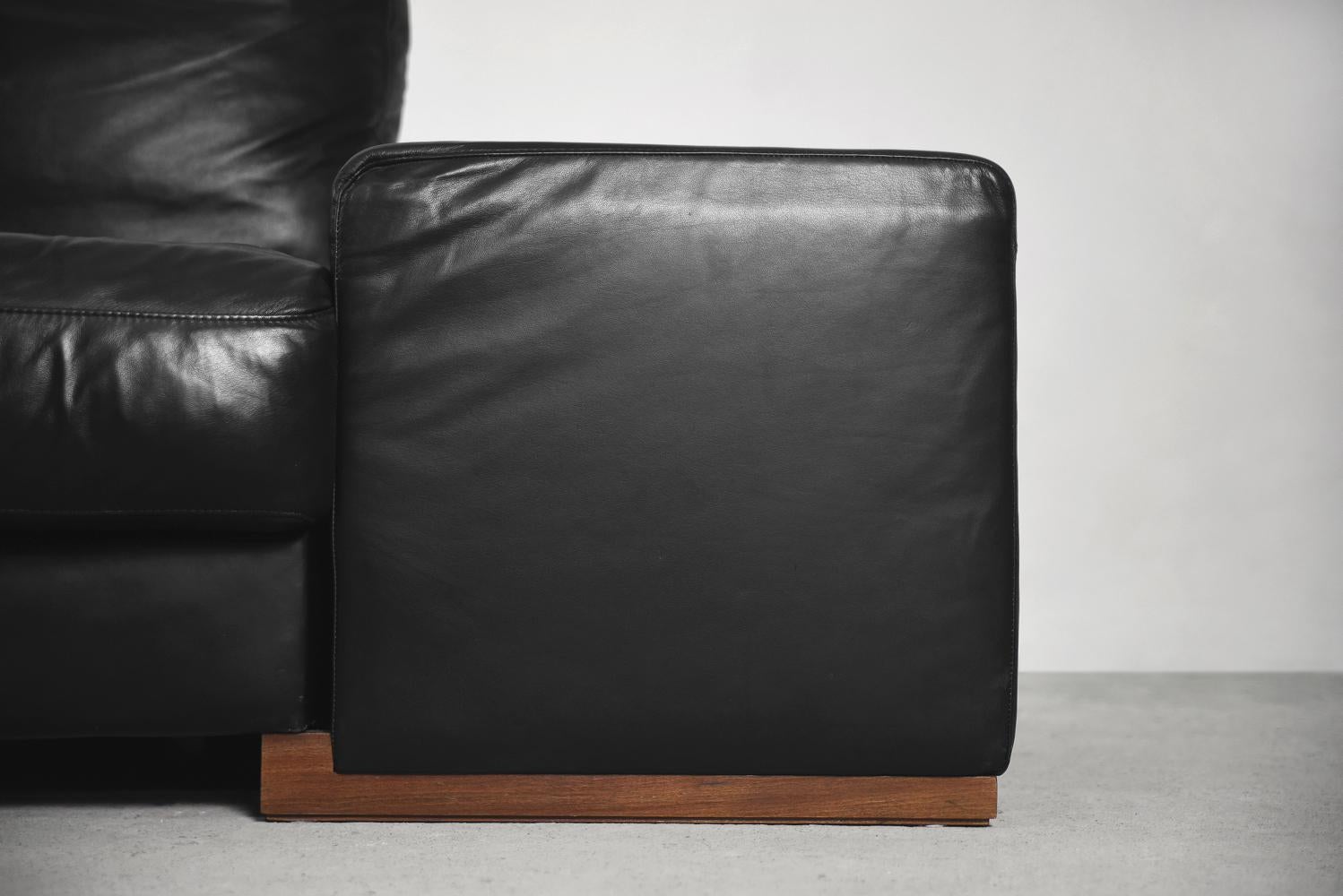 Vintage Elegance Minimalist Black Leather Sofa by Natuzzi Design Center  en vente 2