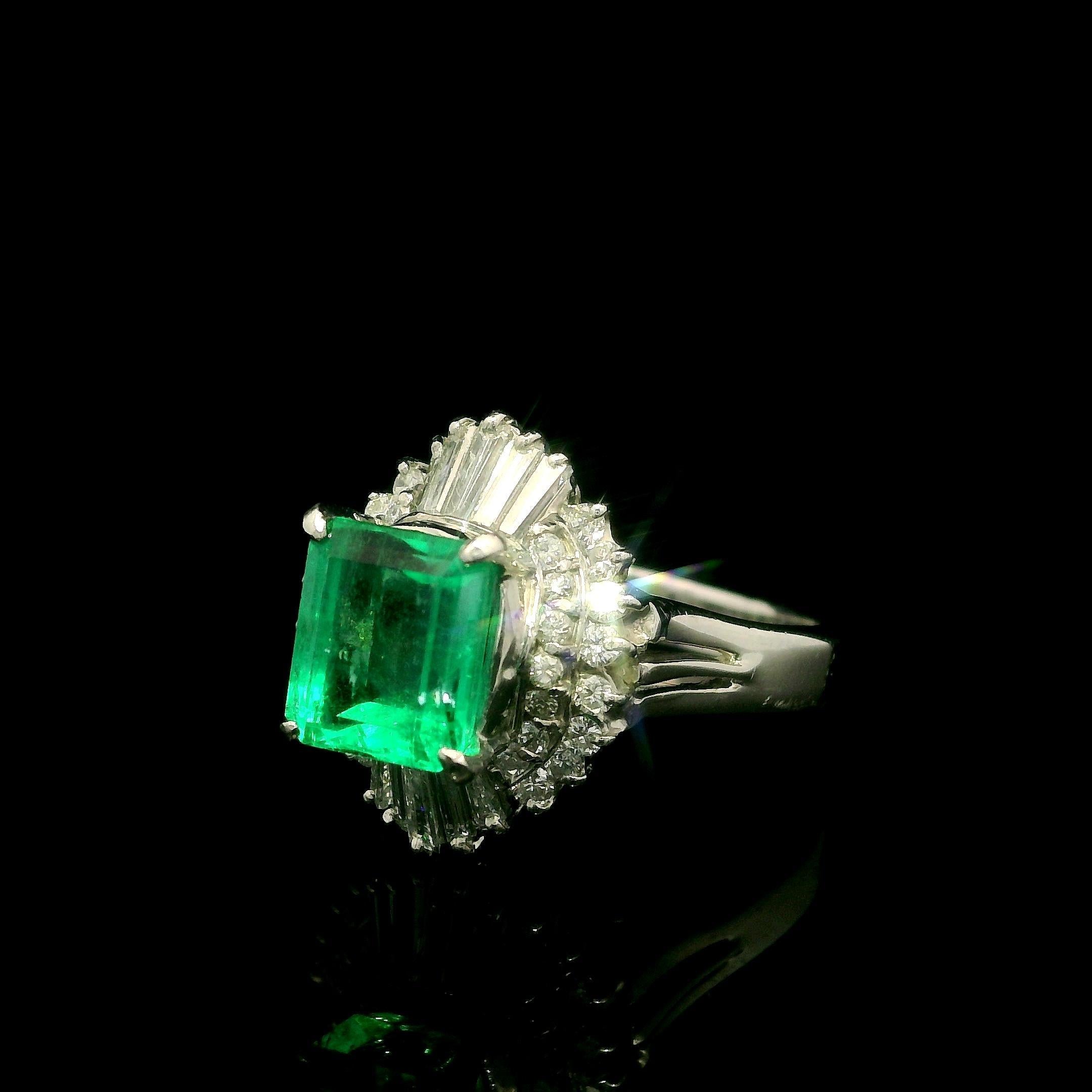 Eleganza d'epoca in platino, 2,41 carati di smeraldo e diamante, Anello Ballerina Cocktail in vendita 5