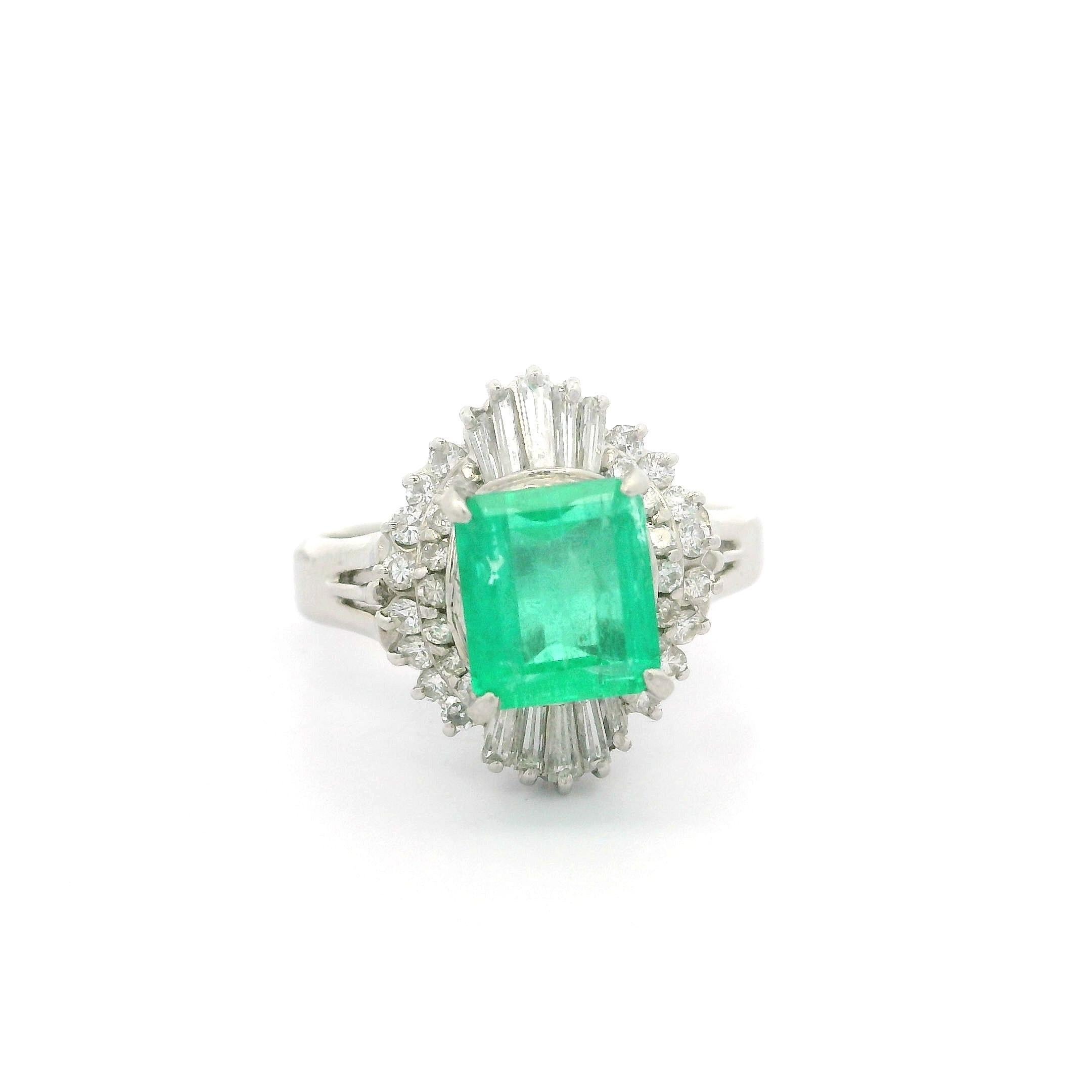 Eleganza d'epoca in platino, 2,41 carati di smeraldo e diamante, Anello Ballerina Cocktail in vendita 6