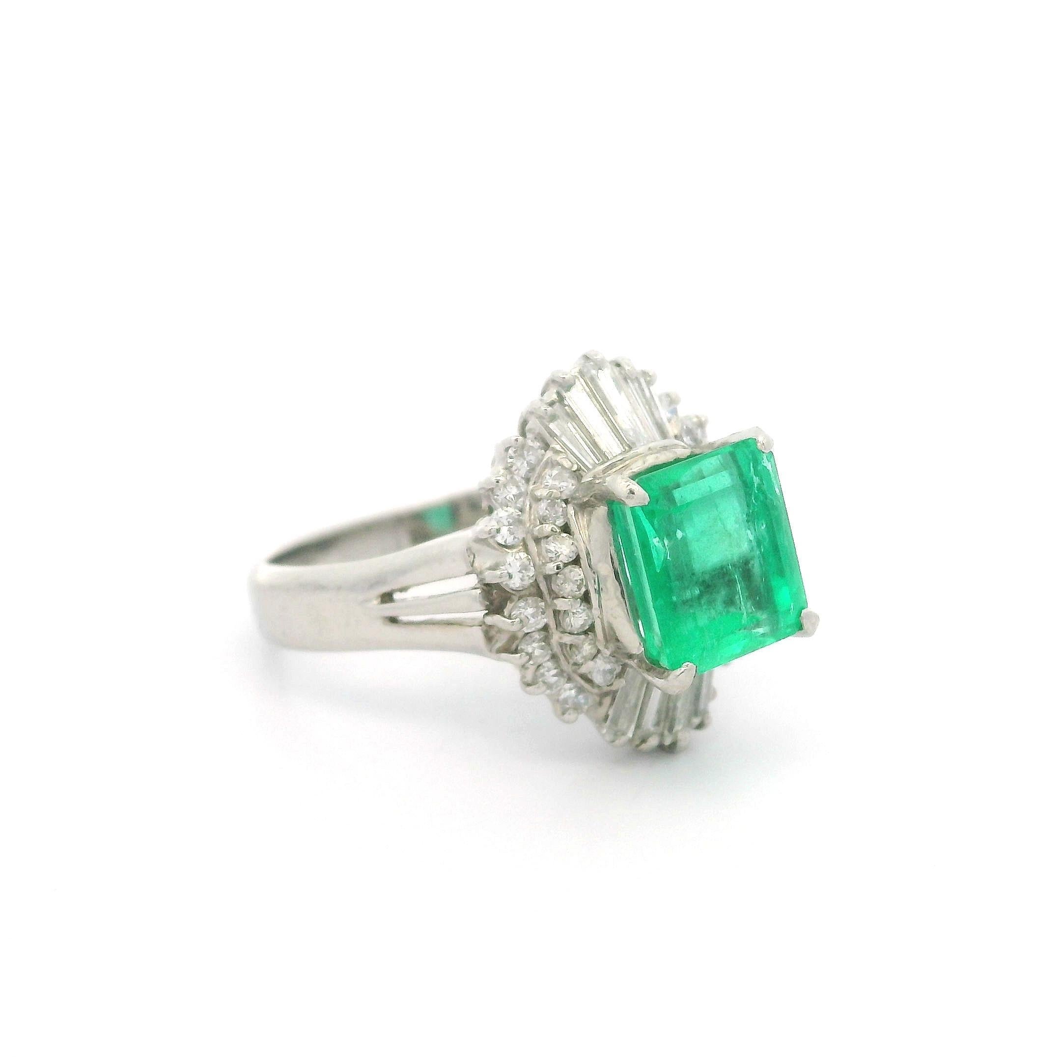 Eleganza d'epoca in platino, 2,41 carati di smeraldo e diamante, Anello Ballerina Cocktail in vendita 7
