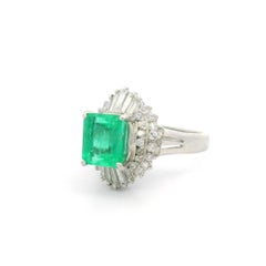 Vintage Elegant Platinum 2.41ctw Emerald & Diamond Ballerina Cocktail Ring