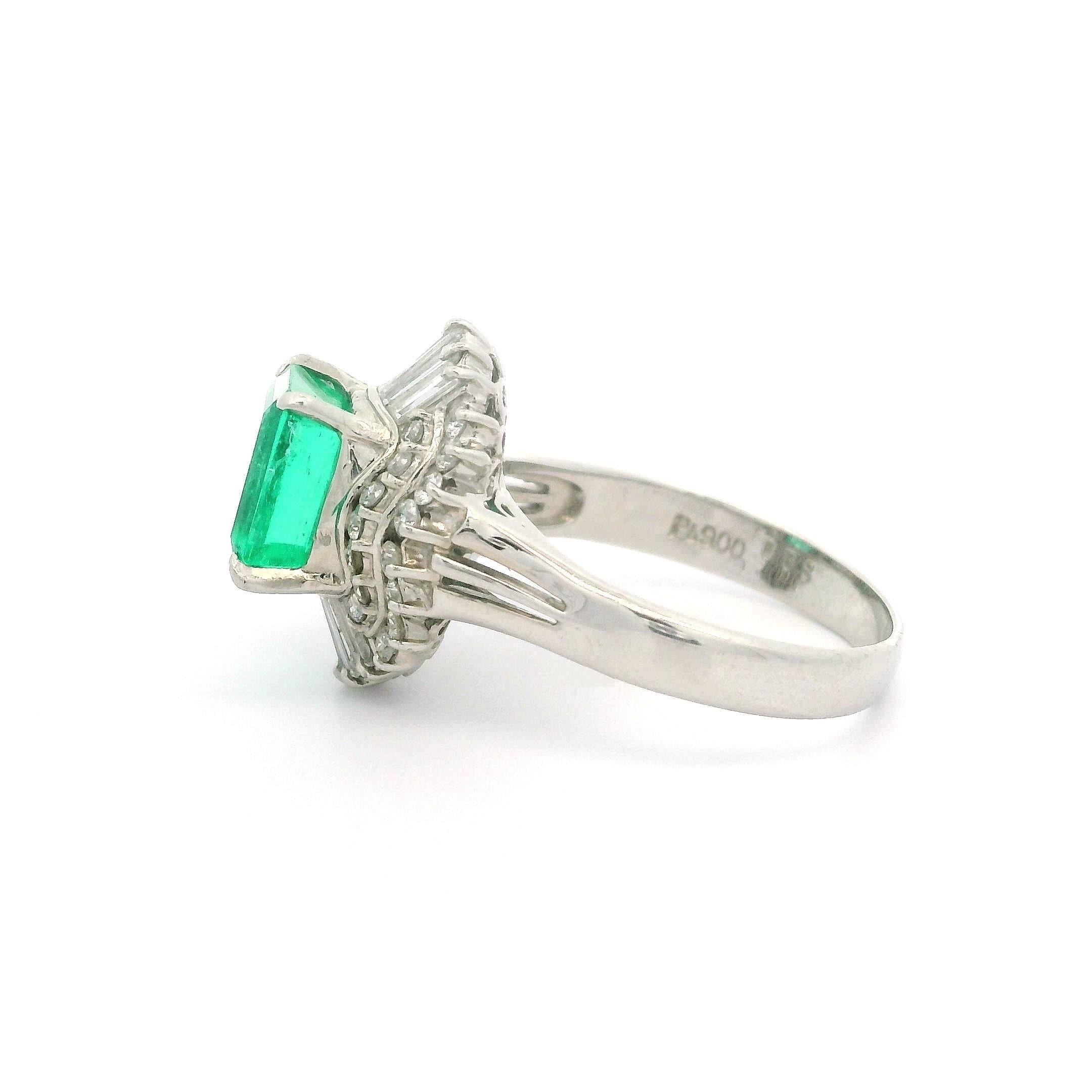 Taglio smeraldo Eleganza d'epoca in platino, 2,41 carati di smeraldo e diamante, Anello Ballerina Cocktail in vendita