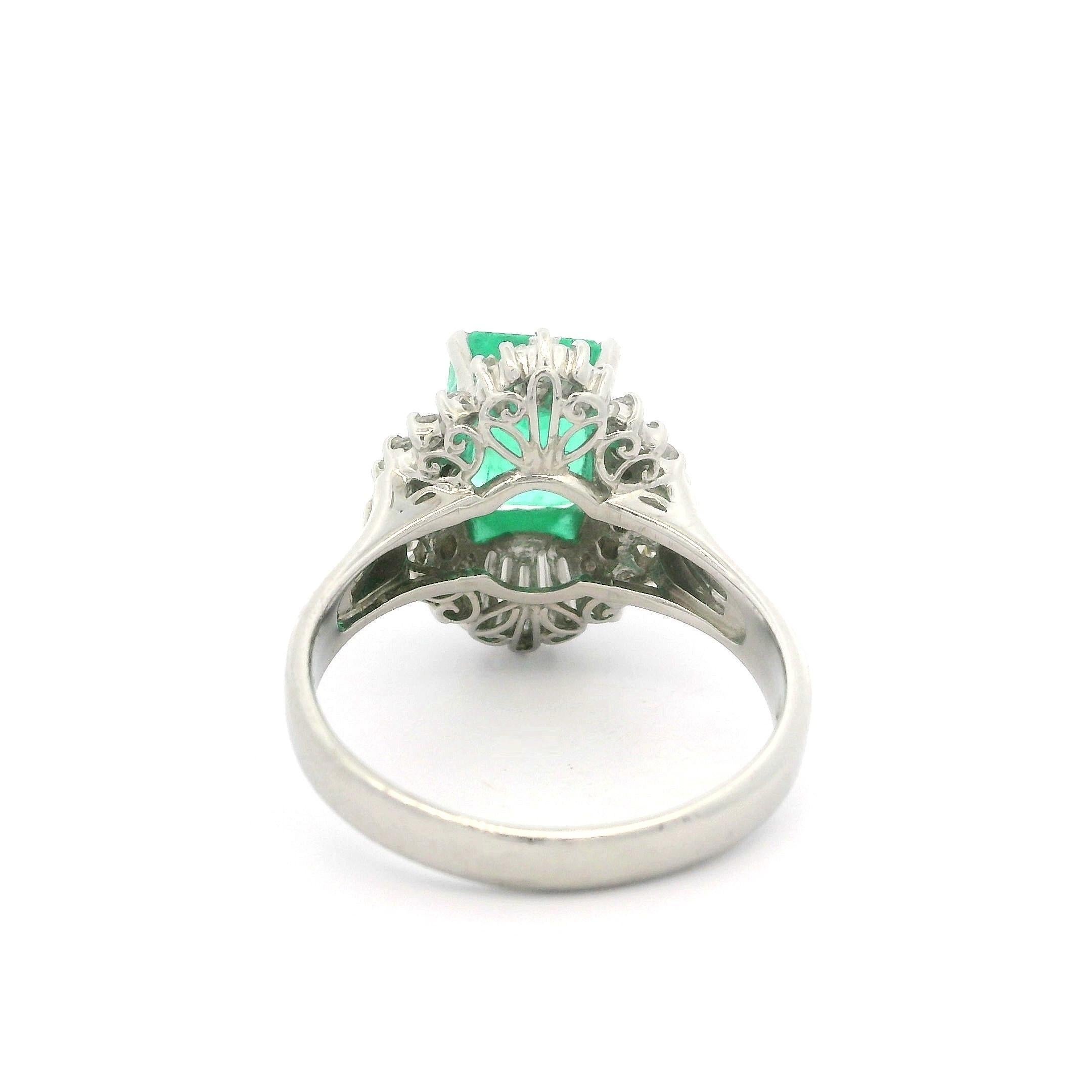 Donna Eleganza d'epoca in platino, 2,41 carati di smeraldo e diamante, Anello Ballerina Cocktail in vendita