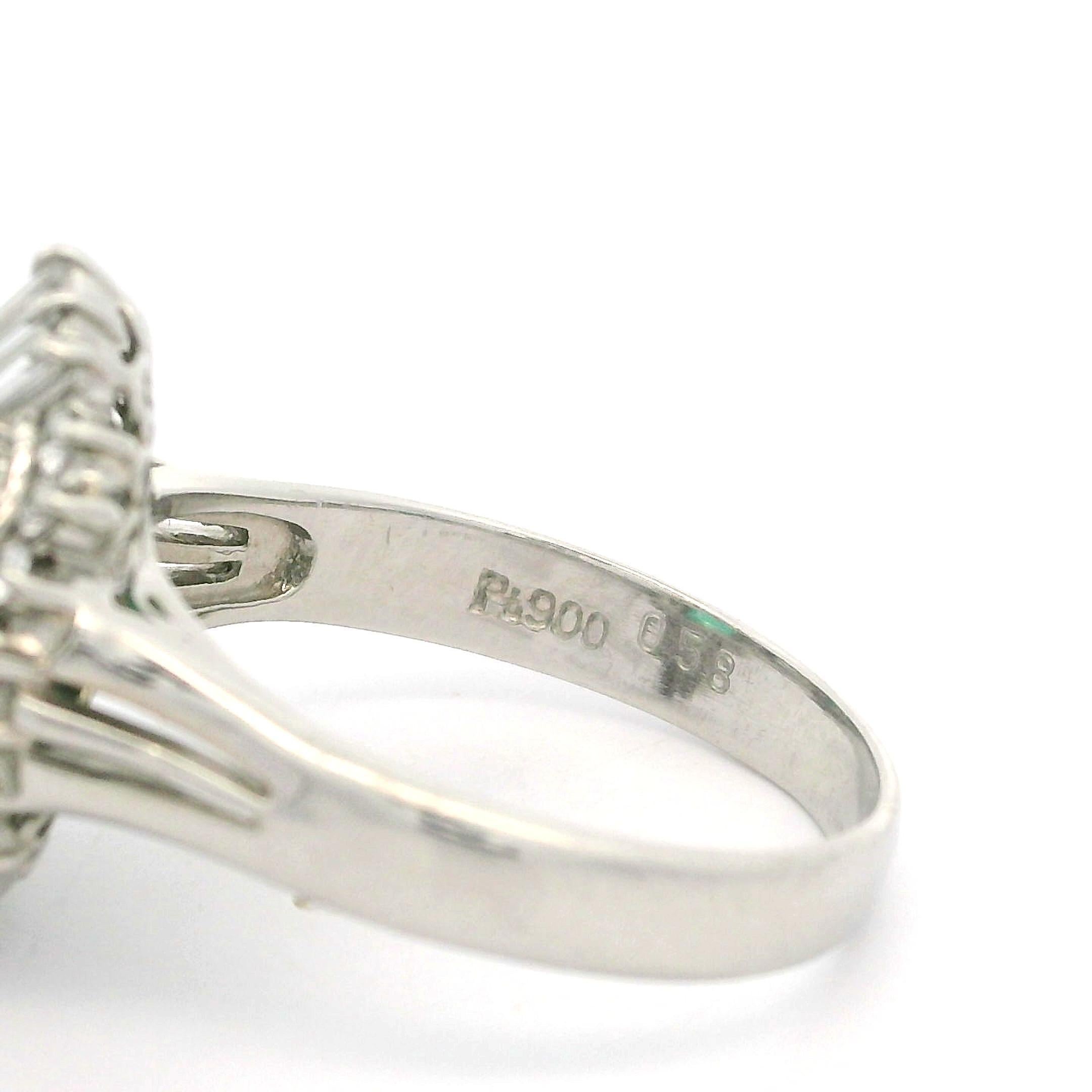 Eleganza d'epoca in platino, 2,41 carati di smeraldo e diamante, Anello Ballerina Cocktail in vendita 1