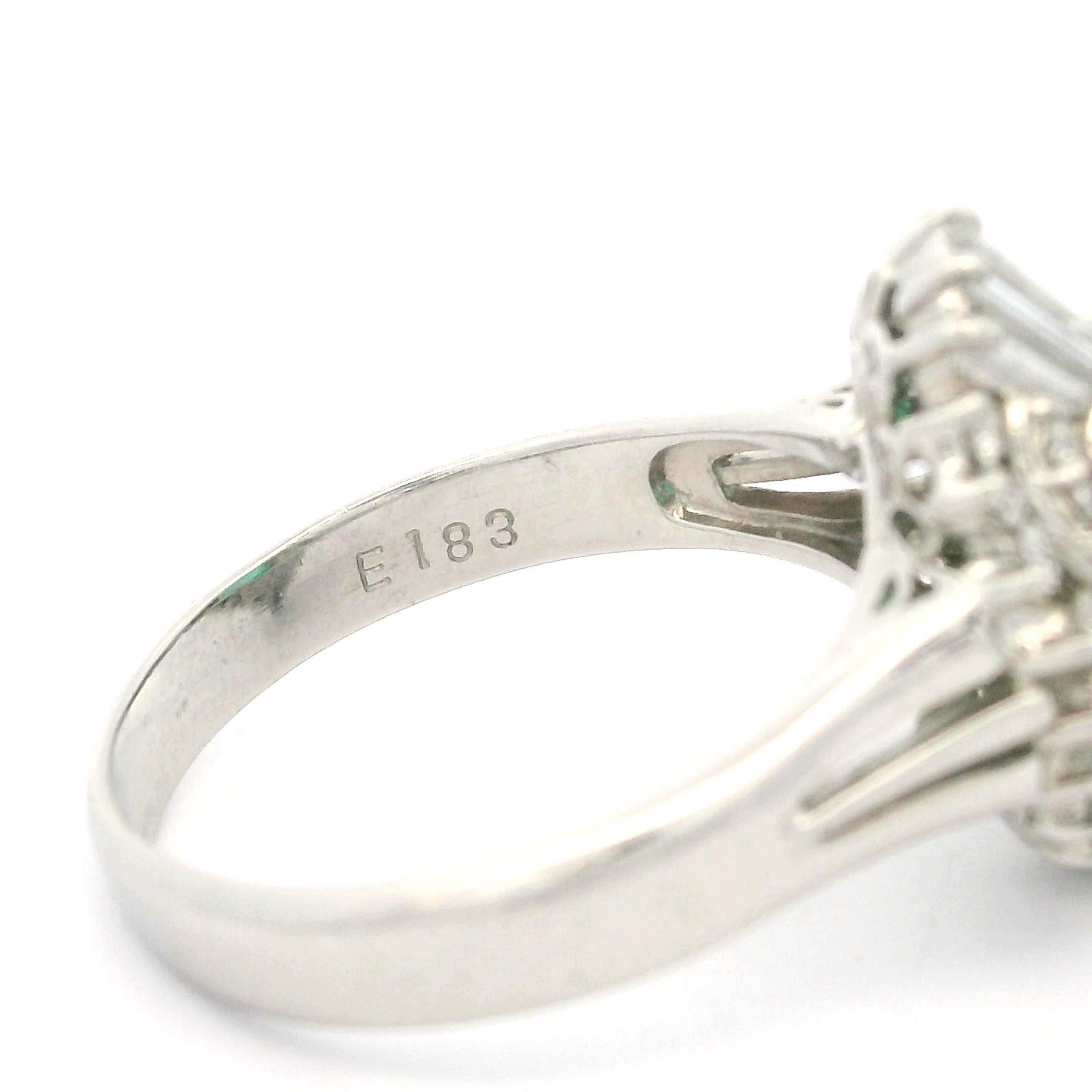 Eleganza d'epoca in platino, 2,41 carati di smeraldo e diamante, Anello Ballerina Cocktail in vendita 2