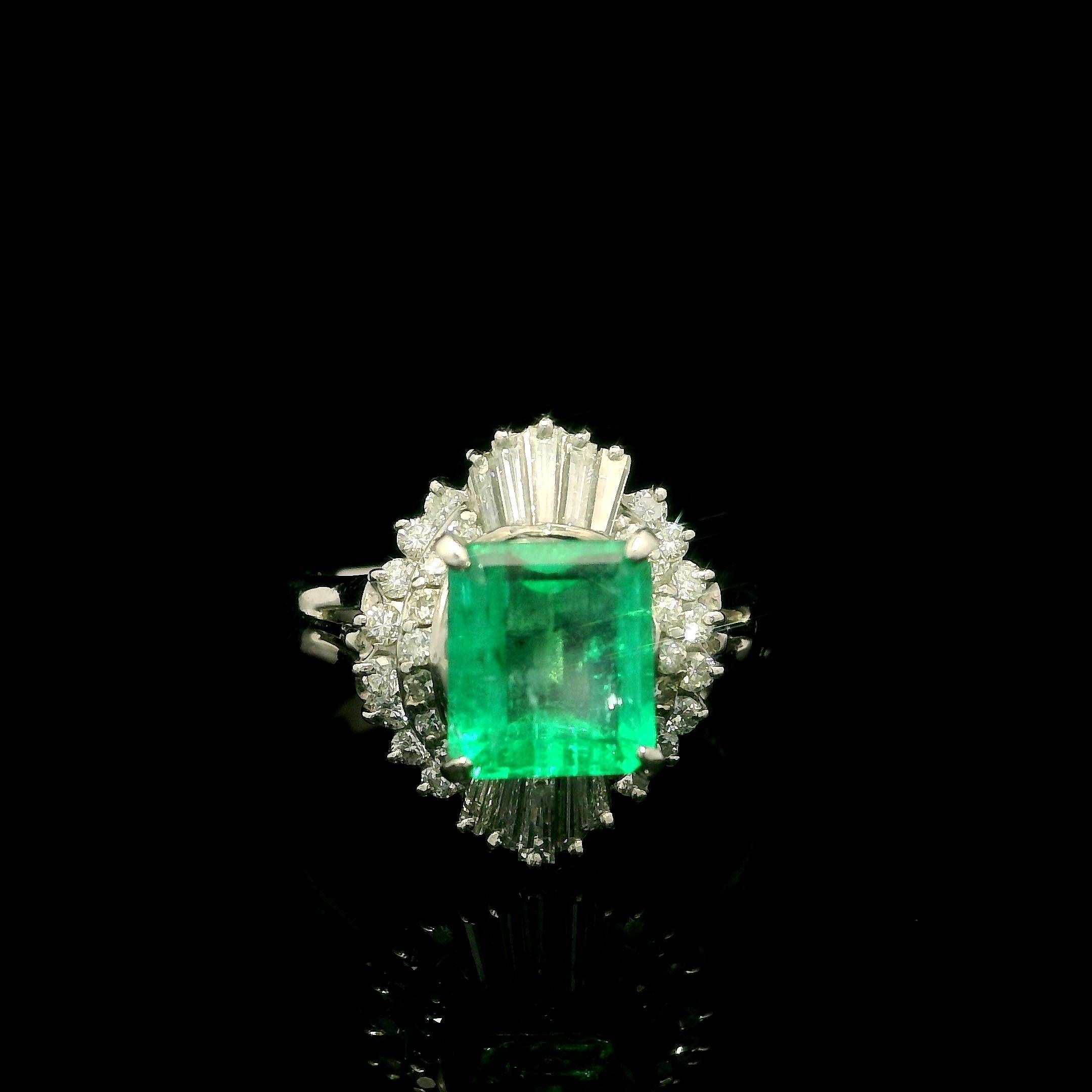 Eleganza d'epoca in platino, 2,41 carati di smeraldo e diamante, Anello Ballerina Cocktail in vendita 3
