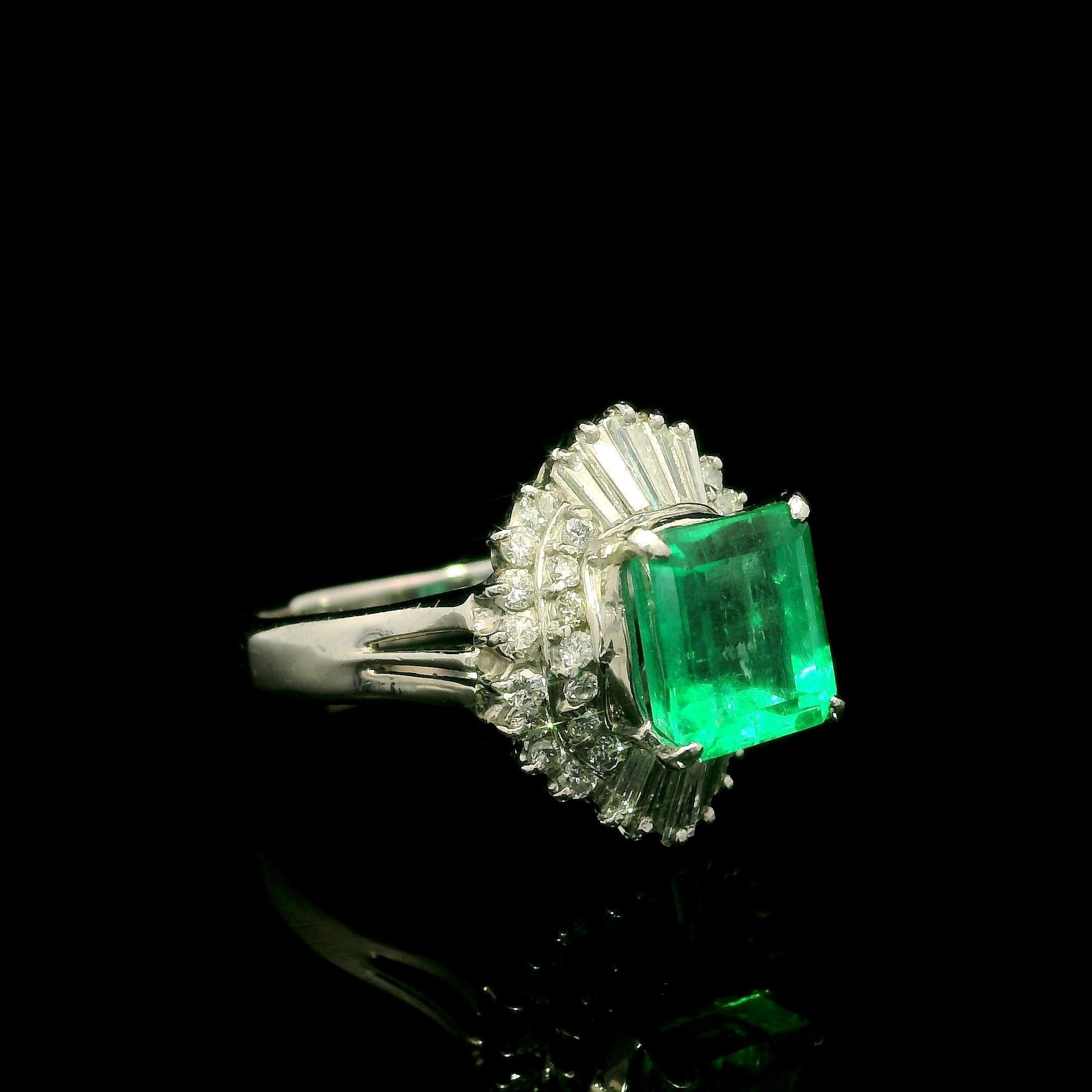 Eleganza d'epoca in platino, 2,41 carati di smeraldo e diamante, Anello Ballerina Cocktail in vendita 4