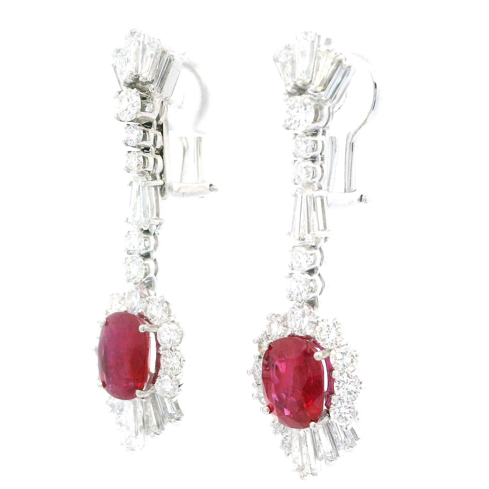 Donna Eleganza d'epoca in platino con rubino e diamante GIA da 8,15 carati, orecchini a pendente fatti a mano in vendita