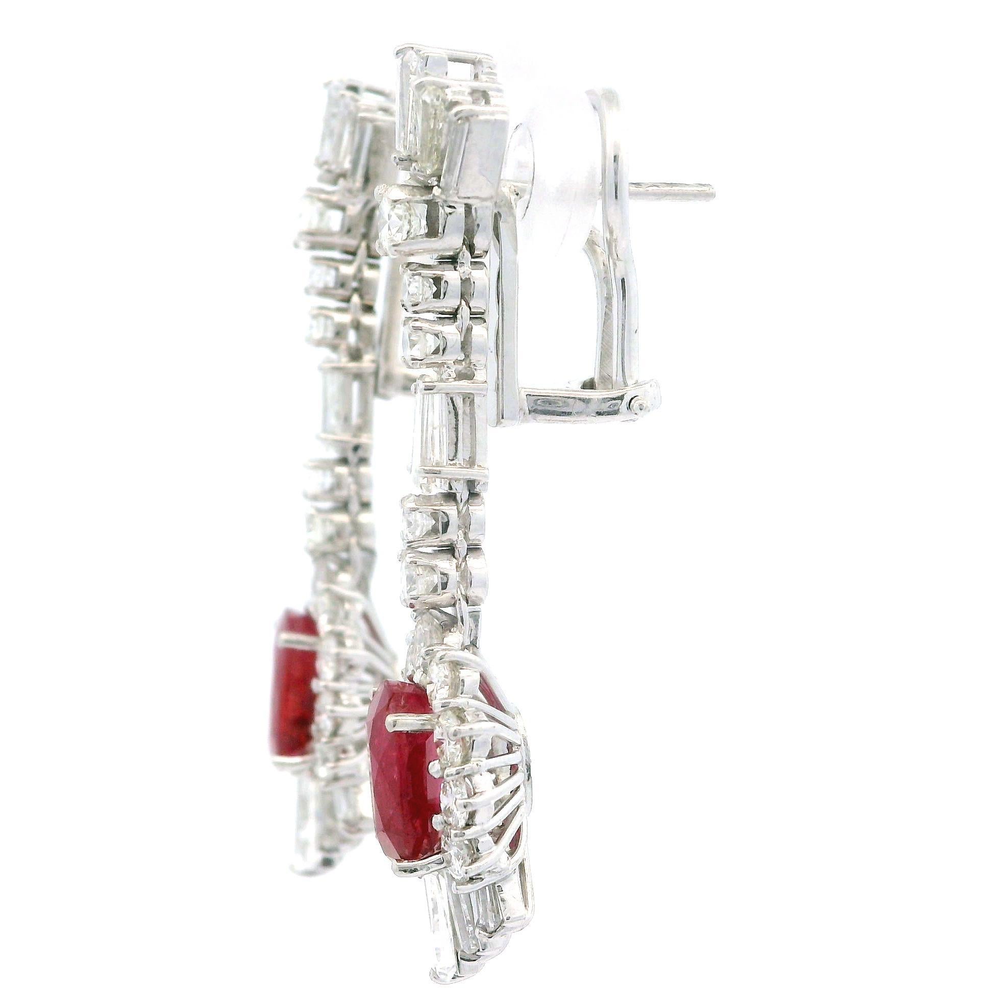 Eleganza d'epoca in platino con rubino e diamante GIA da 8,15 carati, orecchini a pendente fatti a mano in vendita 1