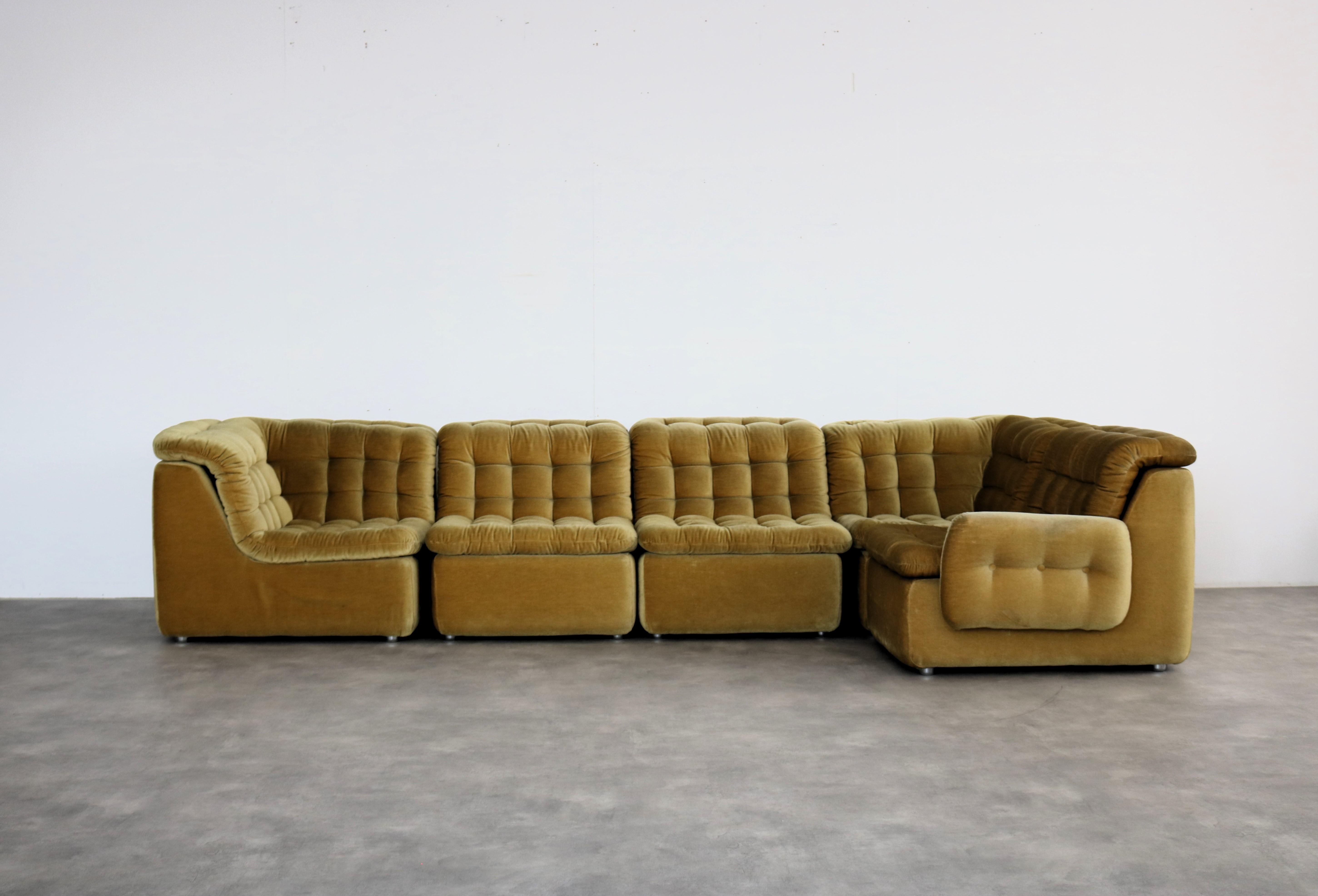 Vintage-Element-Sofa  Bank  70's

Zeitraum  70's
Entwurf  unbekannt 
Bedingung  gut  leichte Gebrauchsspuren
Größe  70 x 320 x 170 (HxBxT) Sitzhöhe 38 cm; (aktuelle Einstellung)

Details  Polsterung; Chrom;

Artikelnummer  2458