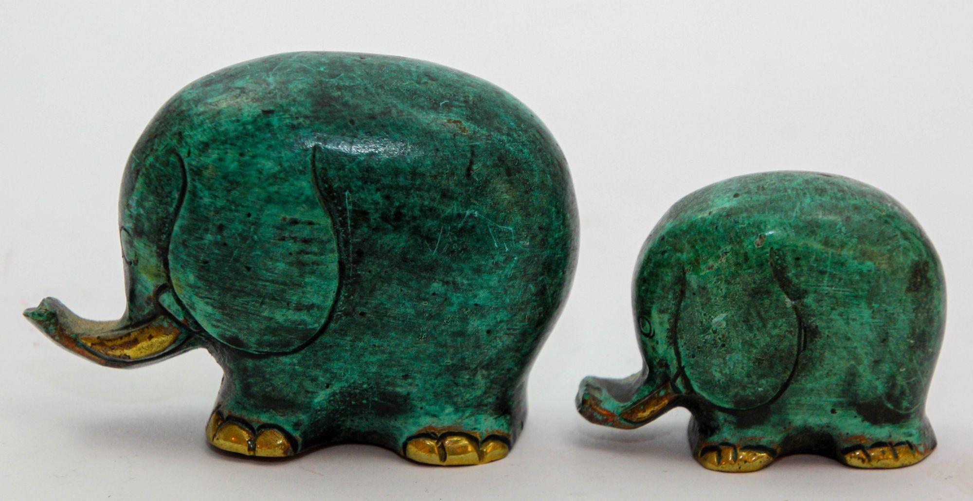 Set di due stravaganti sculture di elefanti in ottone smaltato con finitura verde verdastro nello stile di Loet Vanderveen (olandese, 1921-2015).
Scultura artistica in bronzo verde e oro di due elefanti, madre e figlio.
Lo smalto dell'animale è