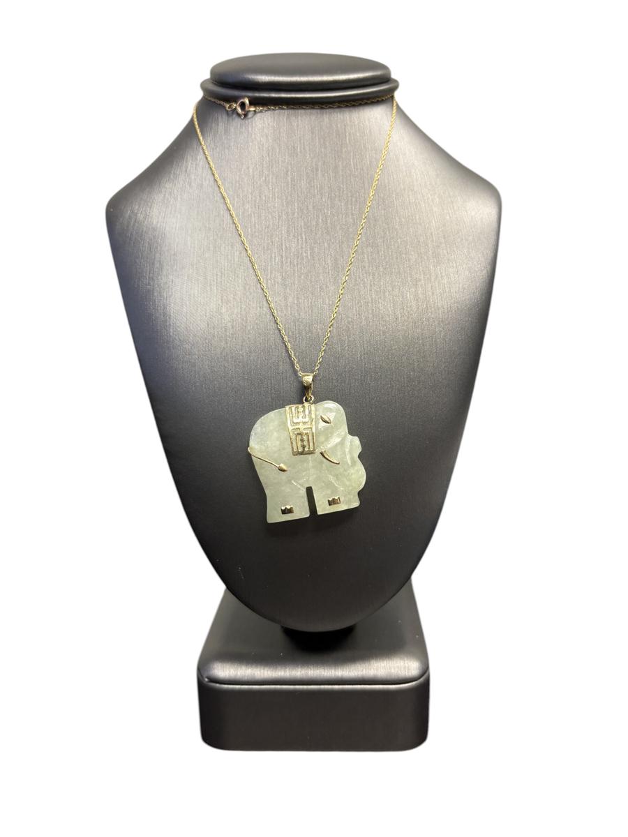 Vintage Elephant Jade Pendant on a 10k Yellow Gold Chain Necklace For Sale 5