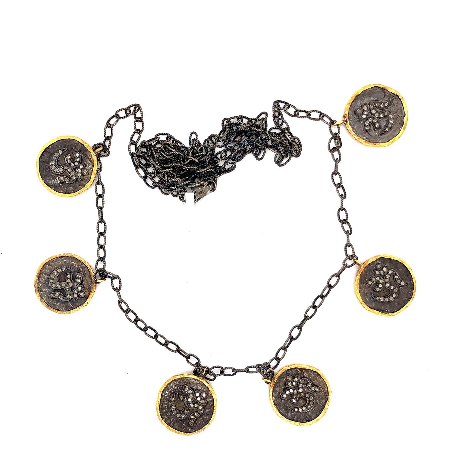 Collana vintage con monete intagliate dal design a forma di elefante e om con diamanti In condizioni Nuovo in vendita a New York, NY