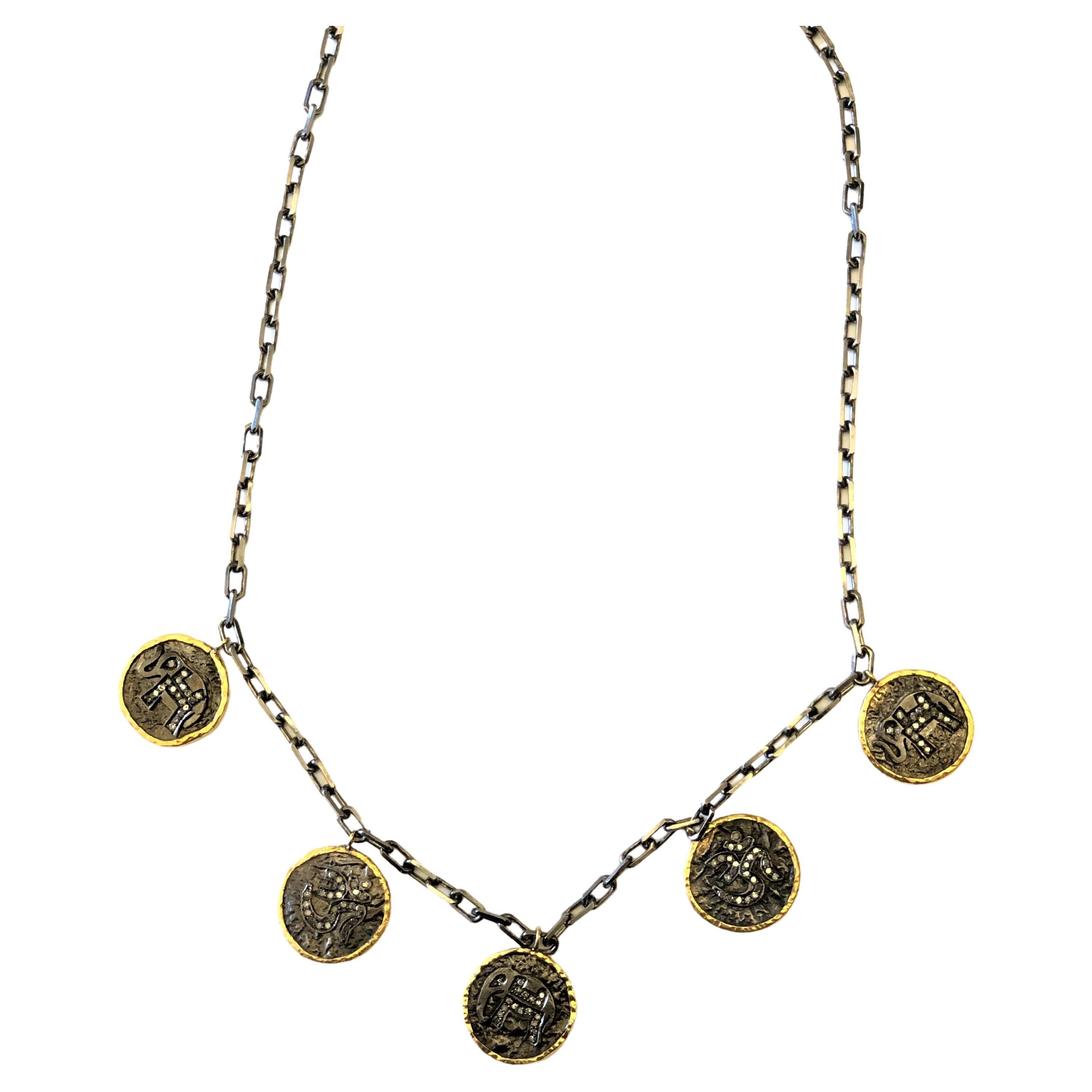 Vieux collier de pièces de monnaie sculptées avec diamants en or et argent, motif éléphant et om