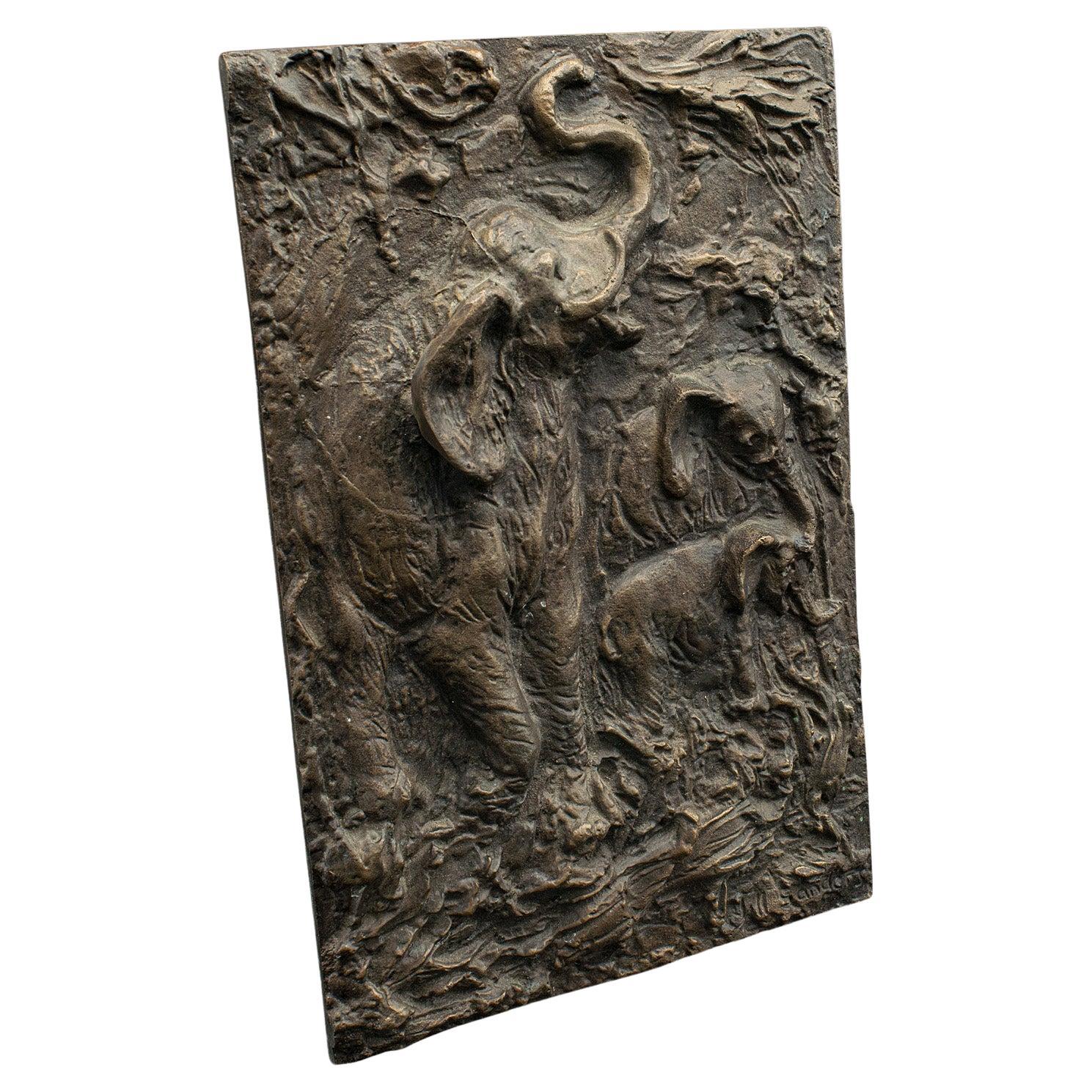 Plaque d'extérieur en relief d'éléphant, anglaise, plaque en bronze, milieu de siècle, 1960