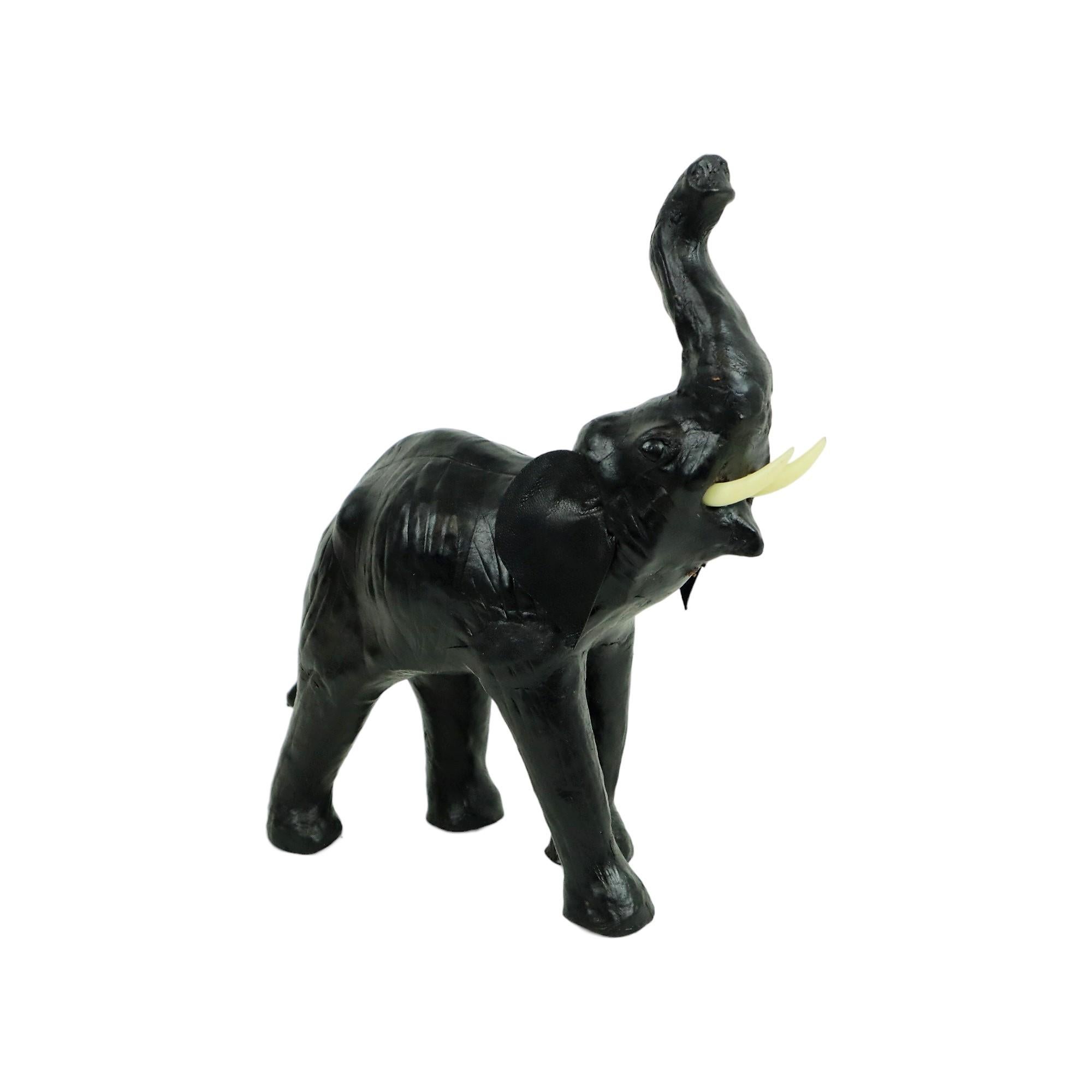 Simpatica statua vintage di un elefante in cartapesta ricoperta di pelle nera, zanne in plastica, circa 1960.

In buone condizioni d'epoca, con leggeri segni d'uso e d'età conformi all'età, alcune tracce sulla zampa posteriore destra e sul collo, le