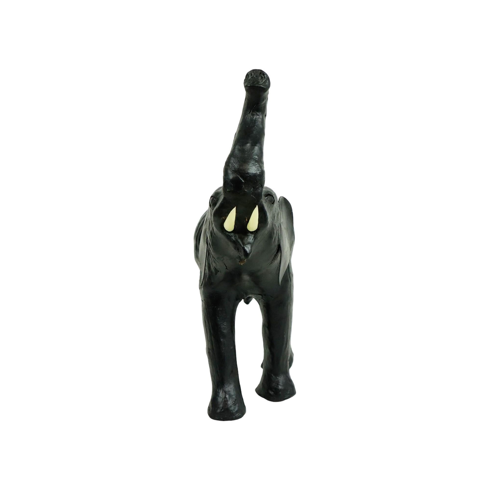 Europeo Elefante d'epoca con zanne in cartapesta e scultura in cuoio in vendita