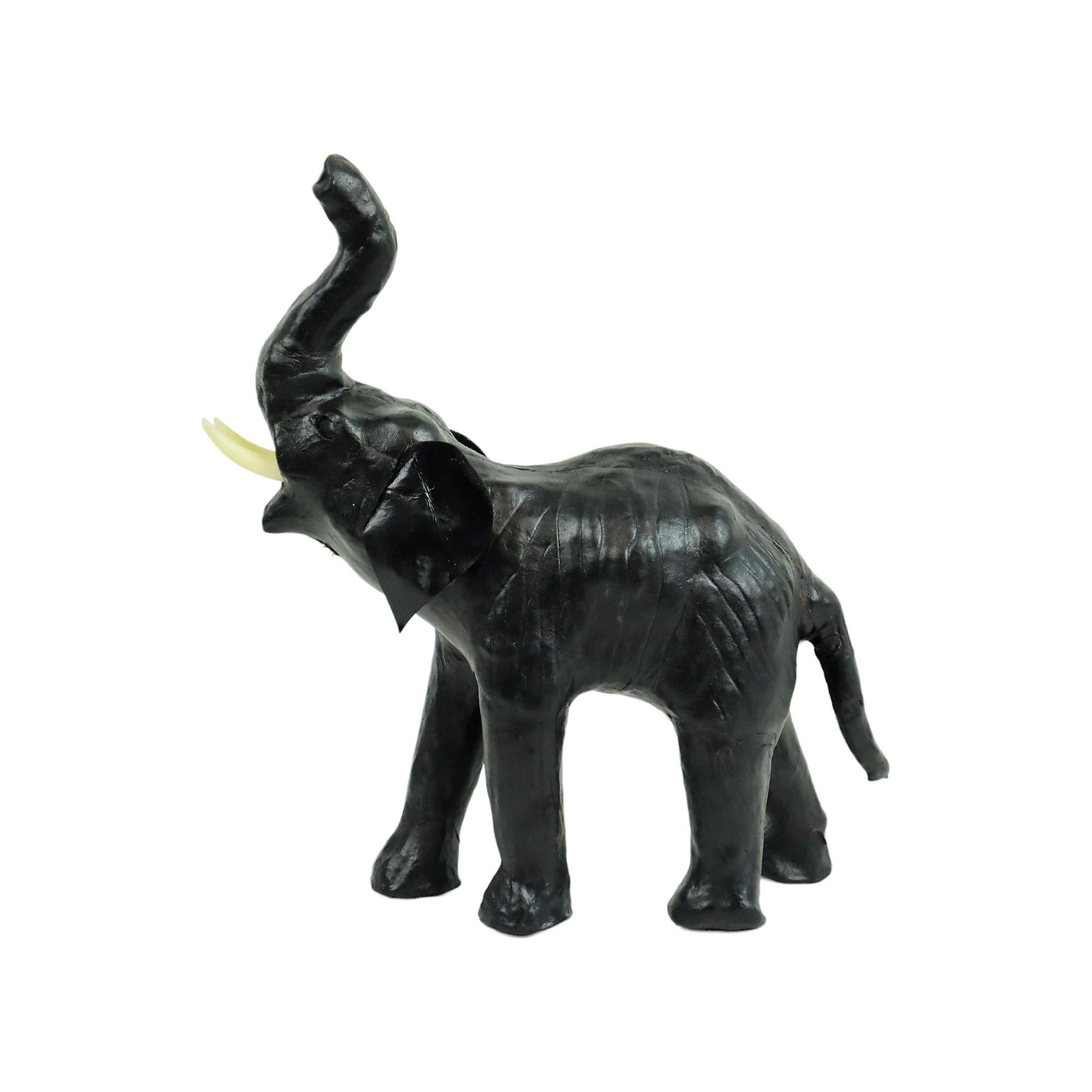 Metà XX secolo Elefante d'epoca con zanne in cartapesta e scultura in cuoio in vendita
