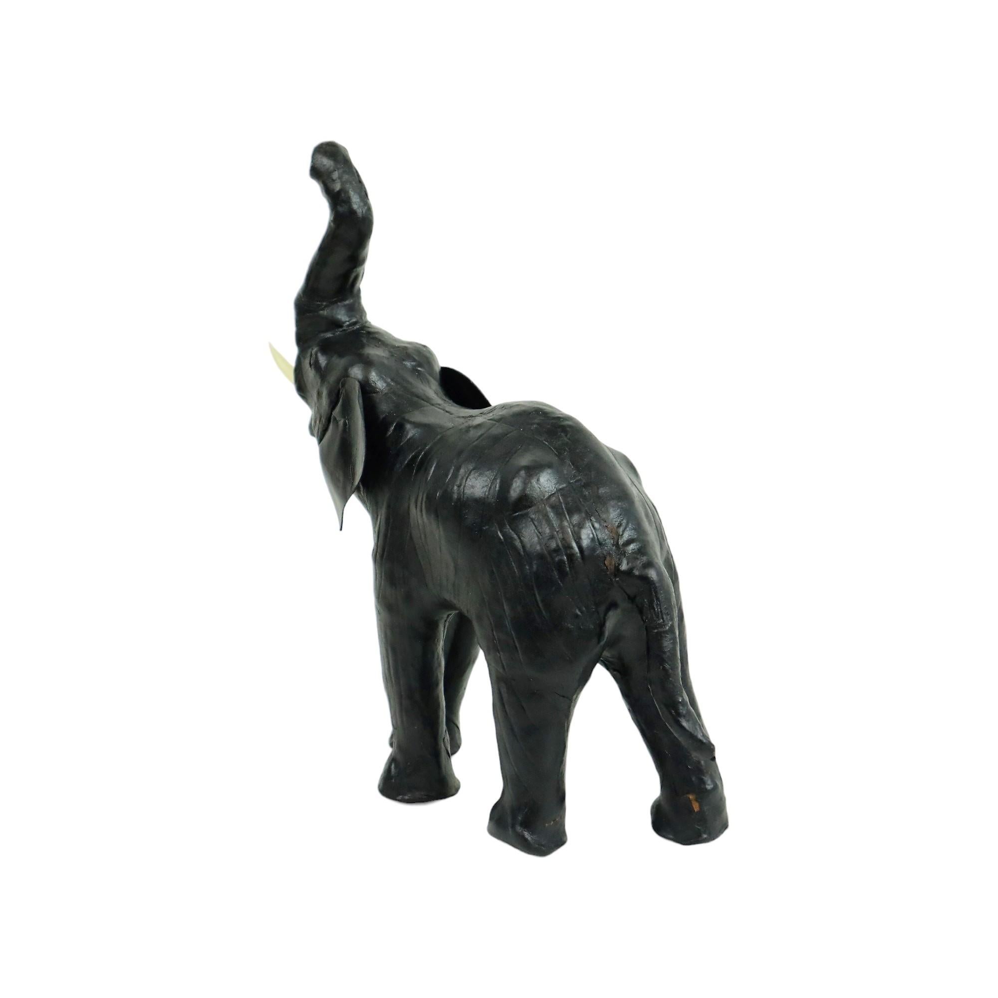 Pelle Elefante d'epoca con zanne in cartapesta e scultura in cuoio in vendita