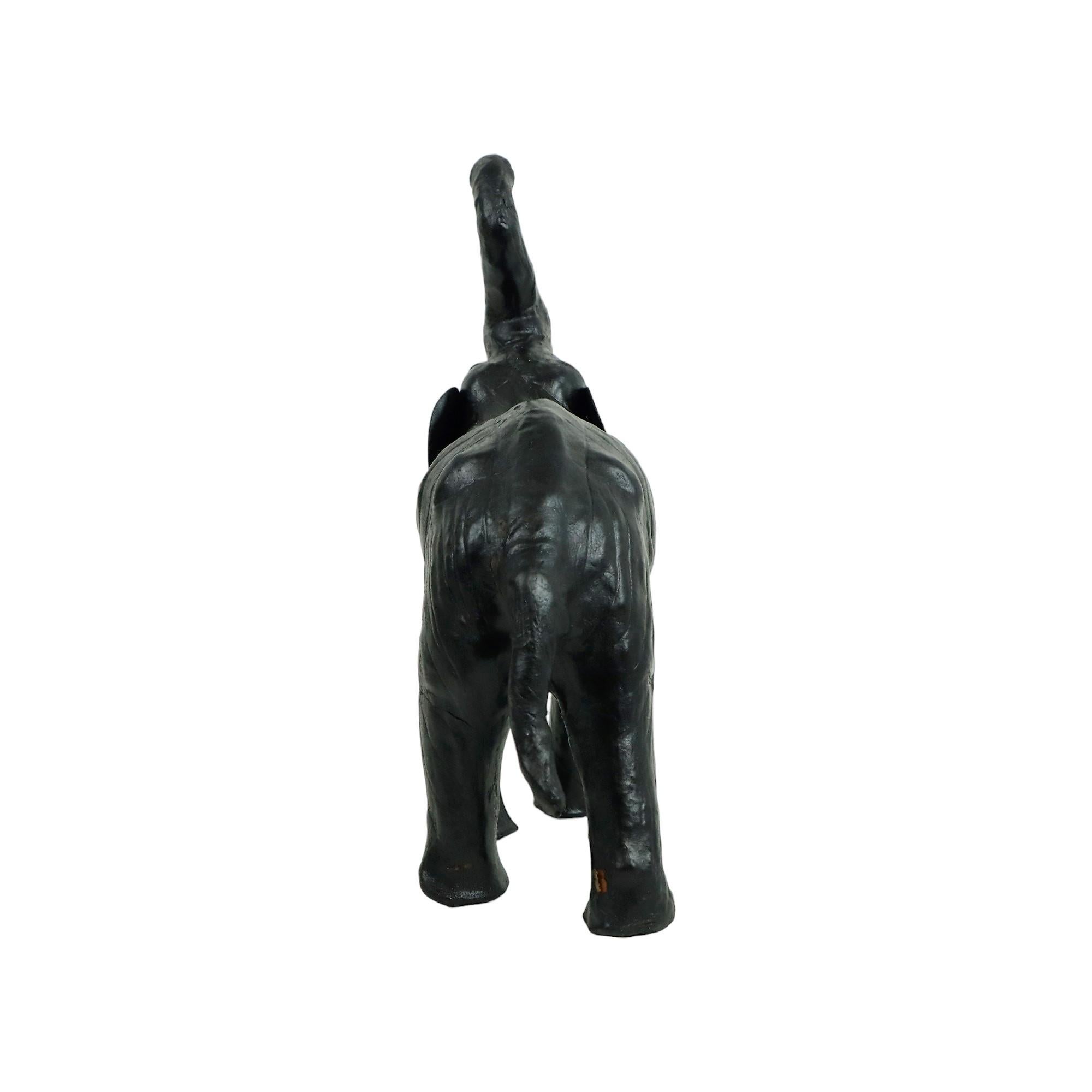 Elefante d'epoca con zanne in cartapesta e scultura in cuoio in vendita 2