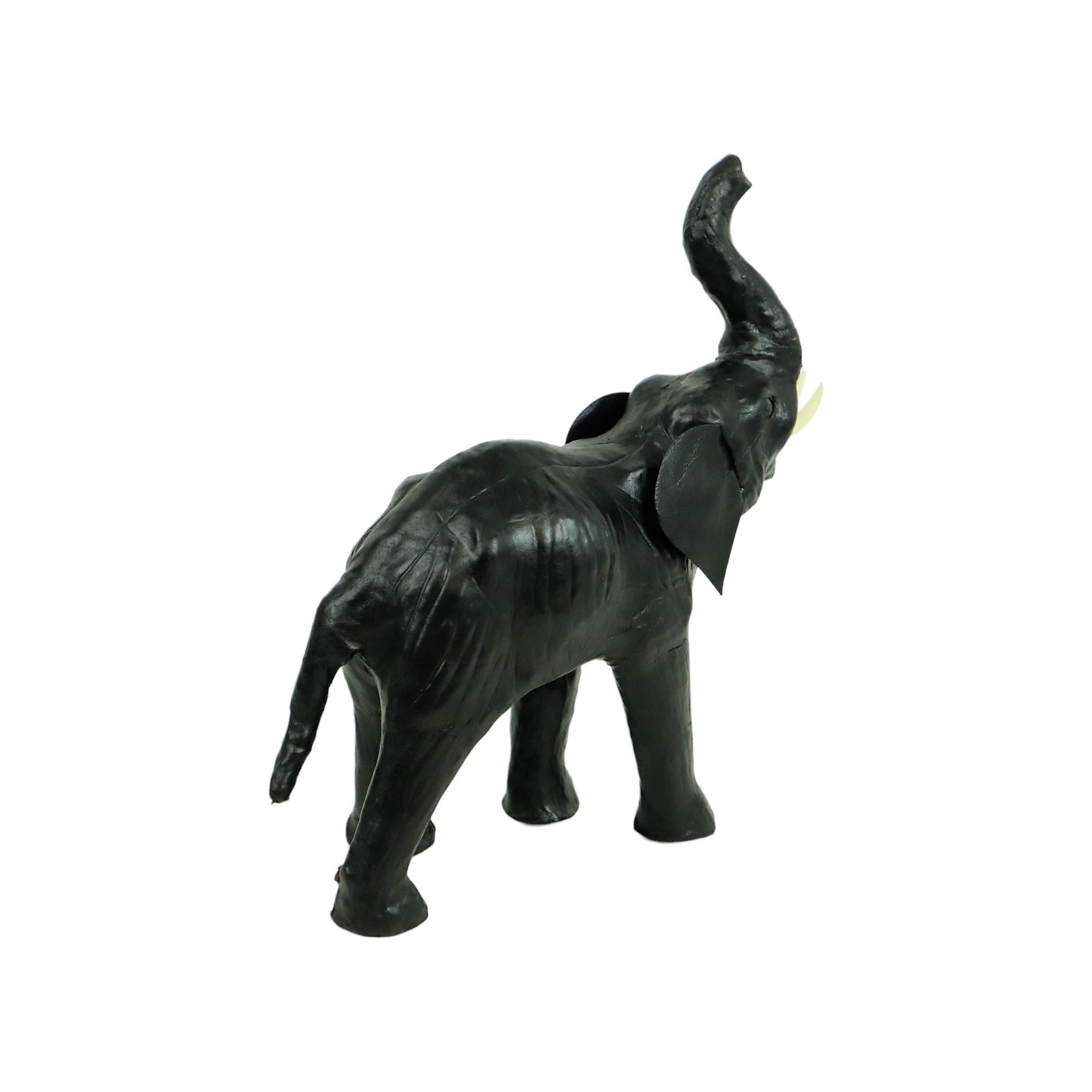 Elefante d'epoca con zanne in cartapesta e scultura in cuoio in vendita 3