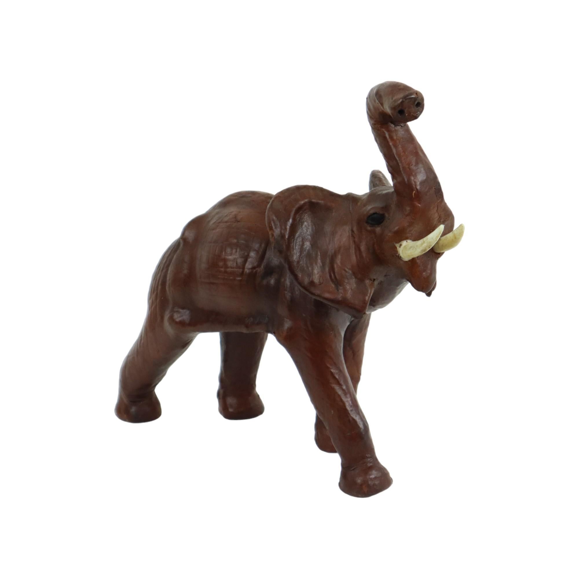Europeo Elefante d'epoca con zanne in cartapesta, scultura in pelle marrone in vendita