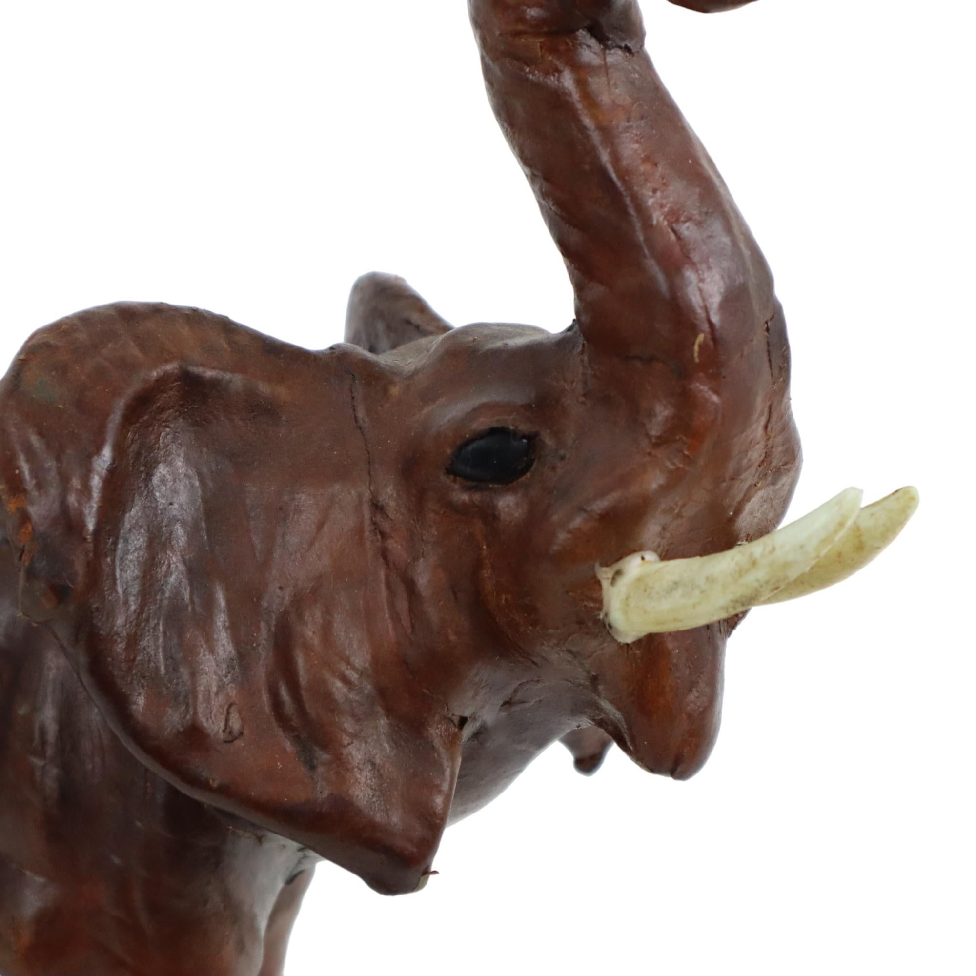 Elefante d'epoca con zanne in cartapesta, scultura in pelle marrone In condizioni buone in vendita a Poperinge, BE