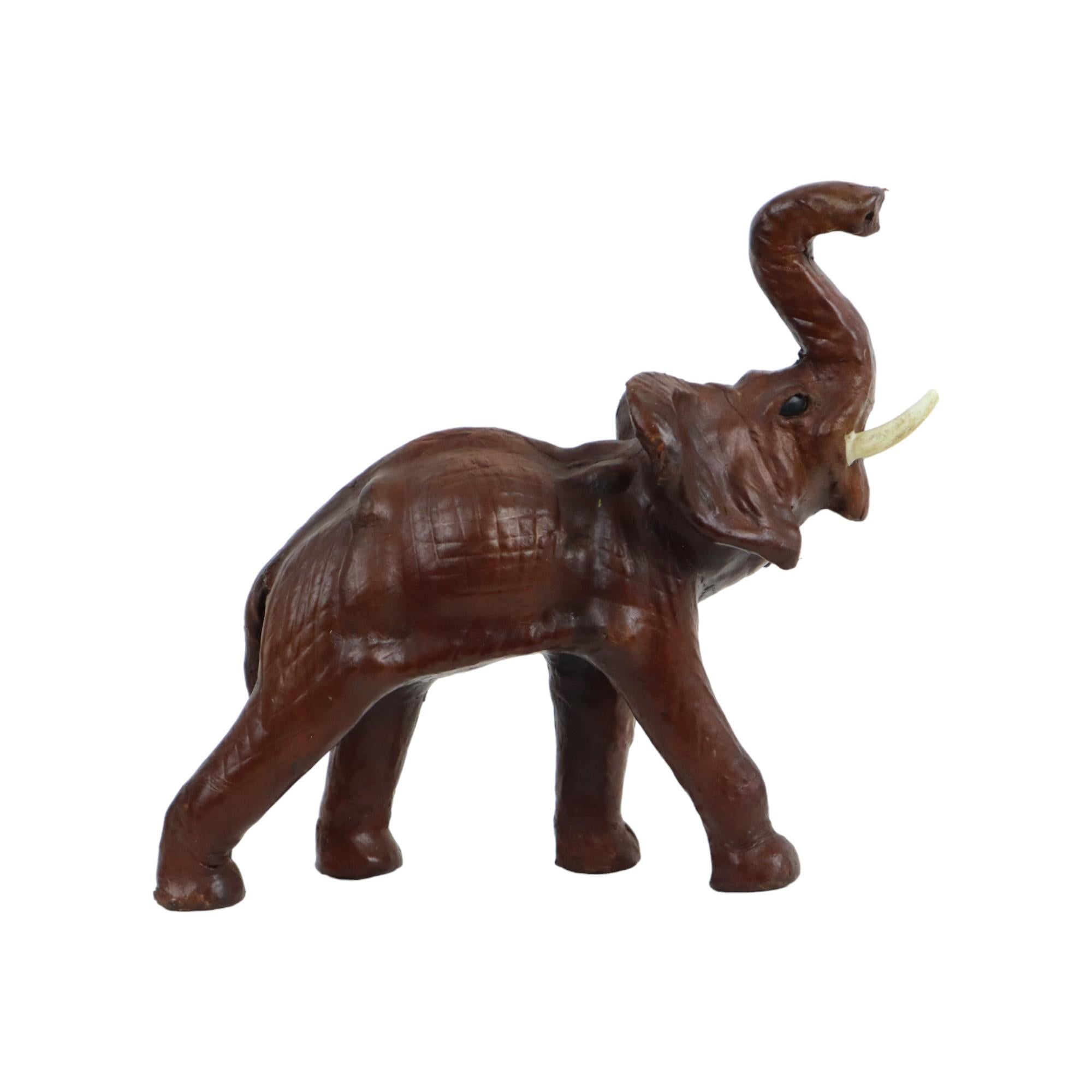 XX secolo Elefante d'epoca con zanne in cartapesta, scultura in pelle marrone in vendita