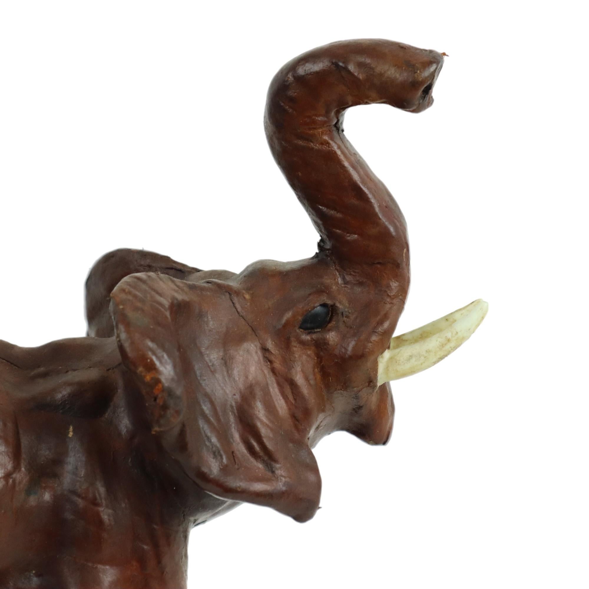 Pelle Elefante d'epoca con zanne in cartapesta, scultura in pelle marrone in vendita
