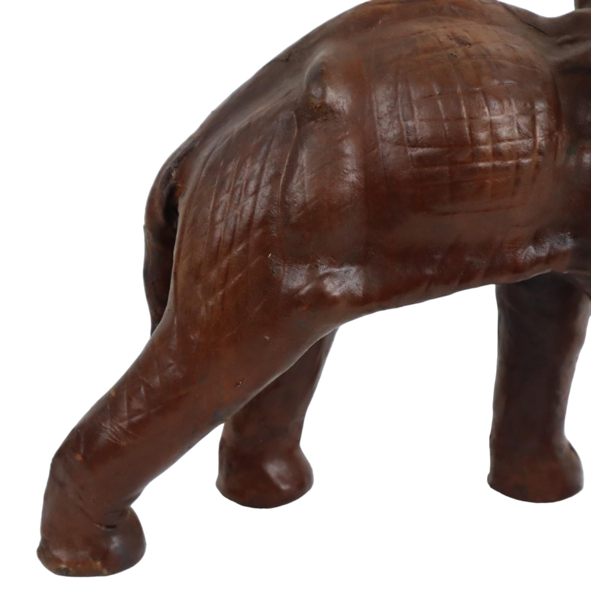 Elefante d'epoca con zanne in cartapesta, scultura in pelle marrone in vendita 1