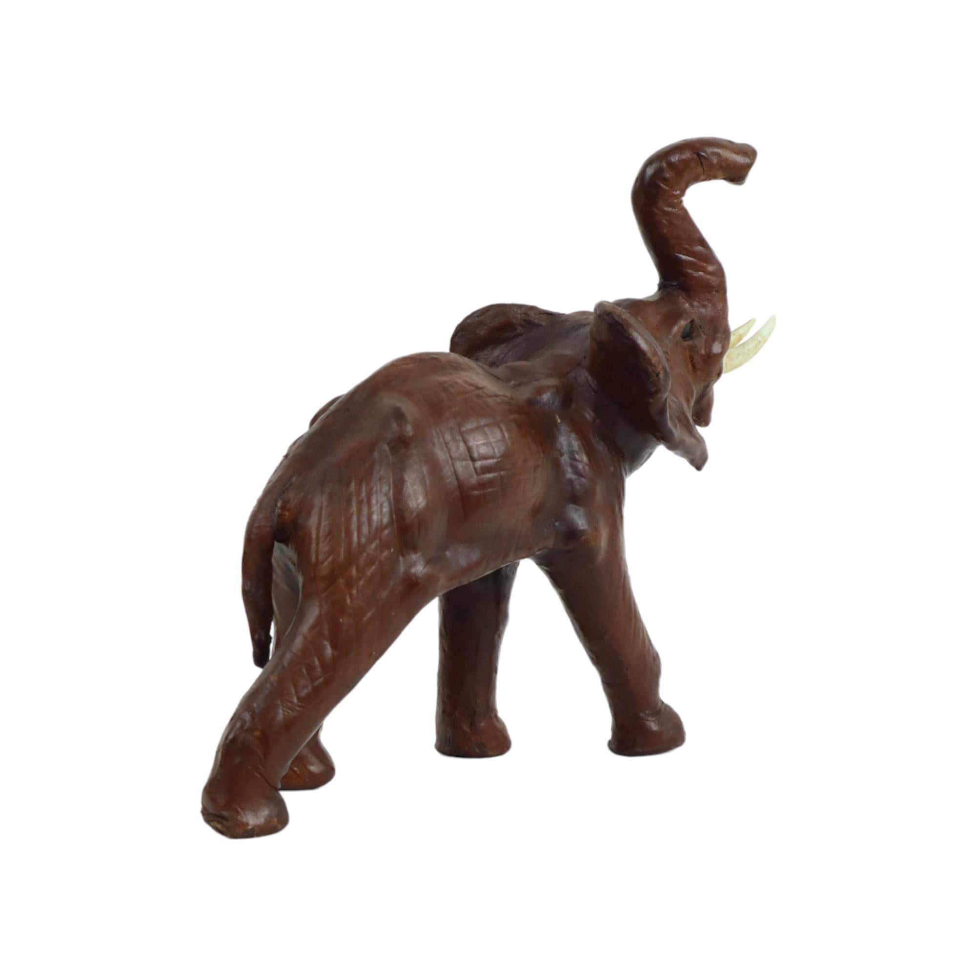 Elefante d'epoca con zanne in cartapesta, scultura in pelle marrone in vendita 2
