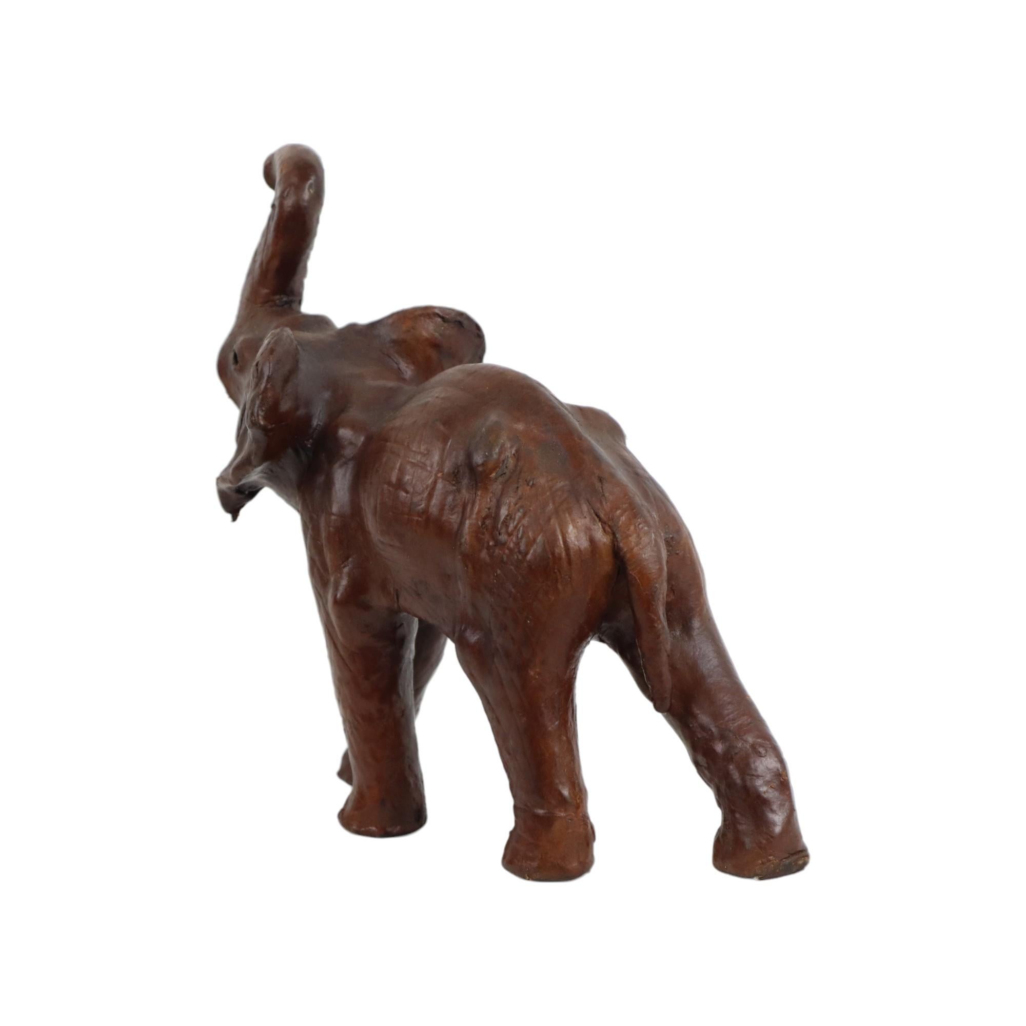 Elefante d'epoca con zanne in cartapesta, scultura in pelle marrone in vendita 3